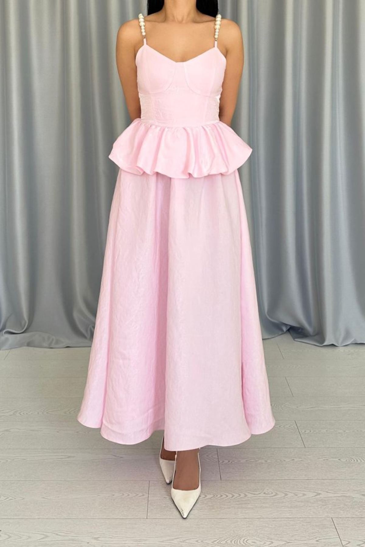 Pembe Beli Büzgülü İnci Askılı Uzun Elbise