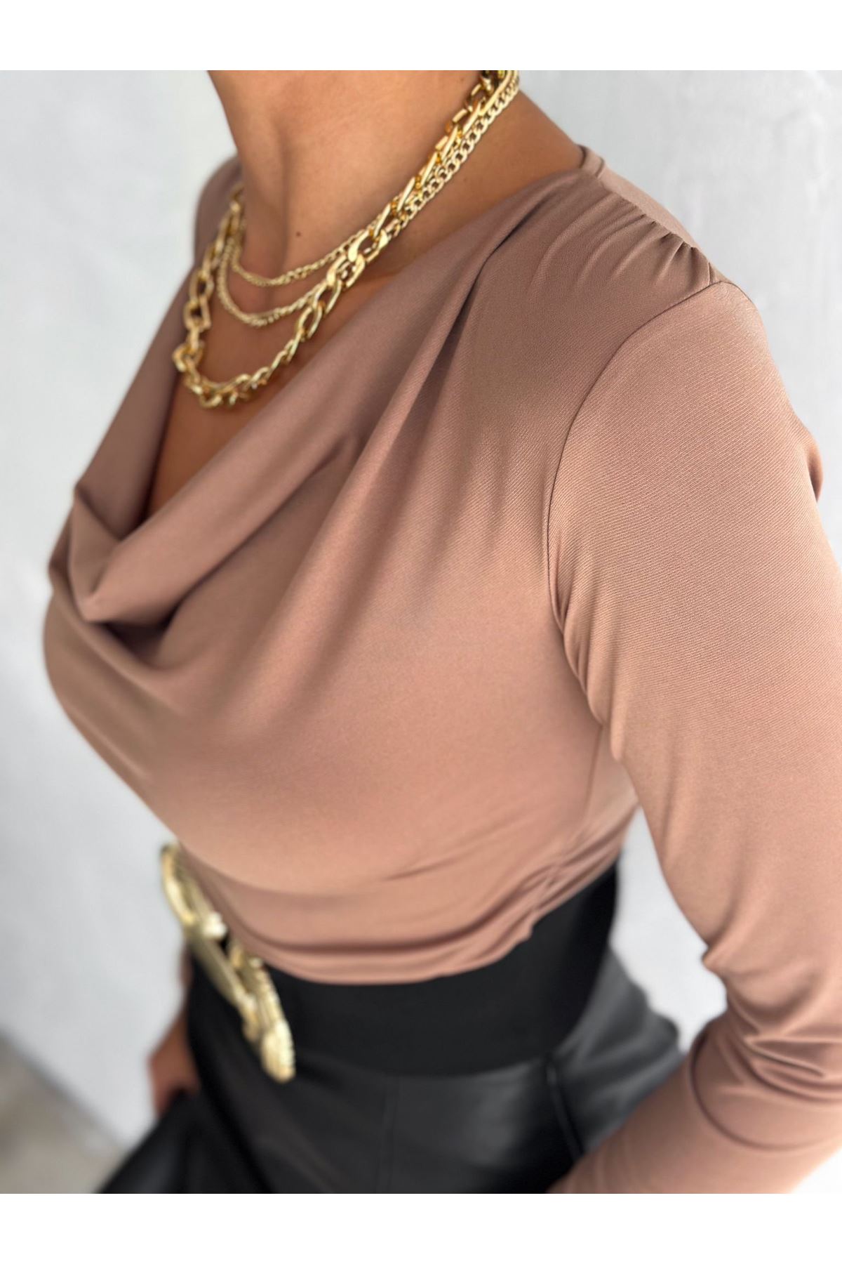 Kadın Sandy Kumaş Degaje Yaka Uzun Kollu Bluz