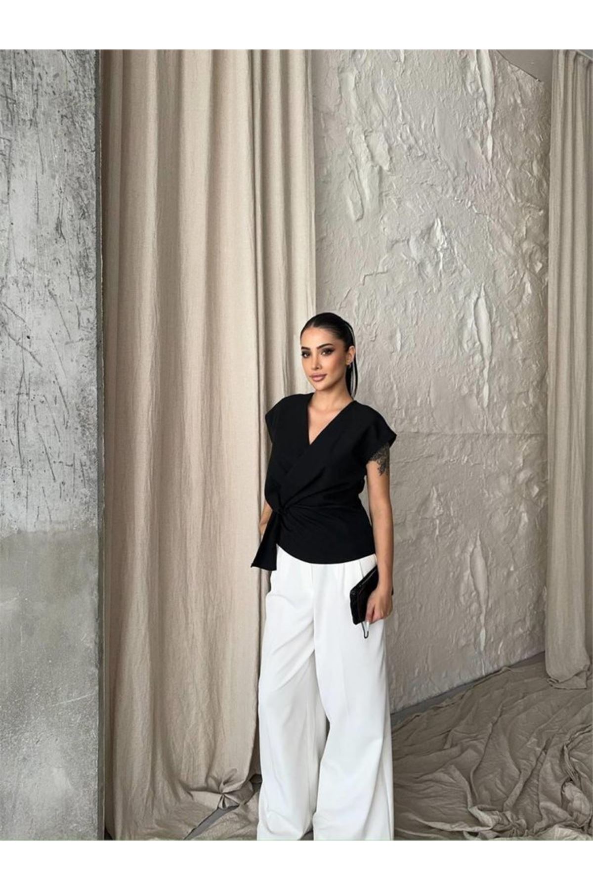 YANDAN BAĞLAMA DETAYLI KOLSUZ BLUZ - Siyah