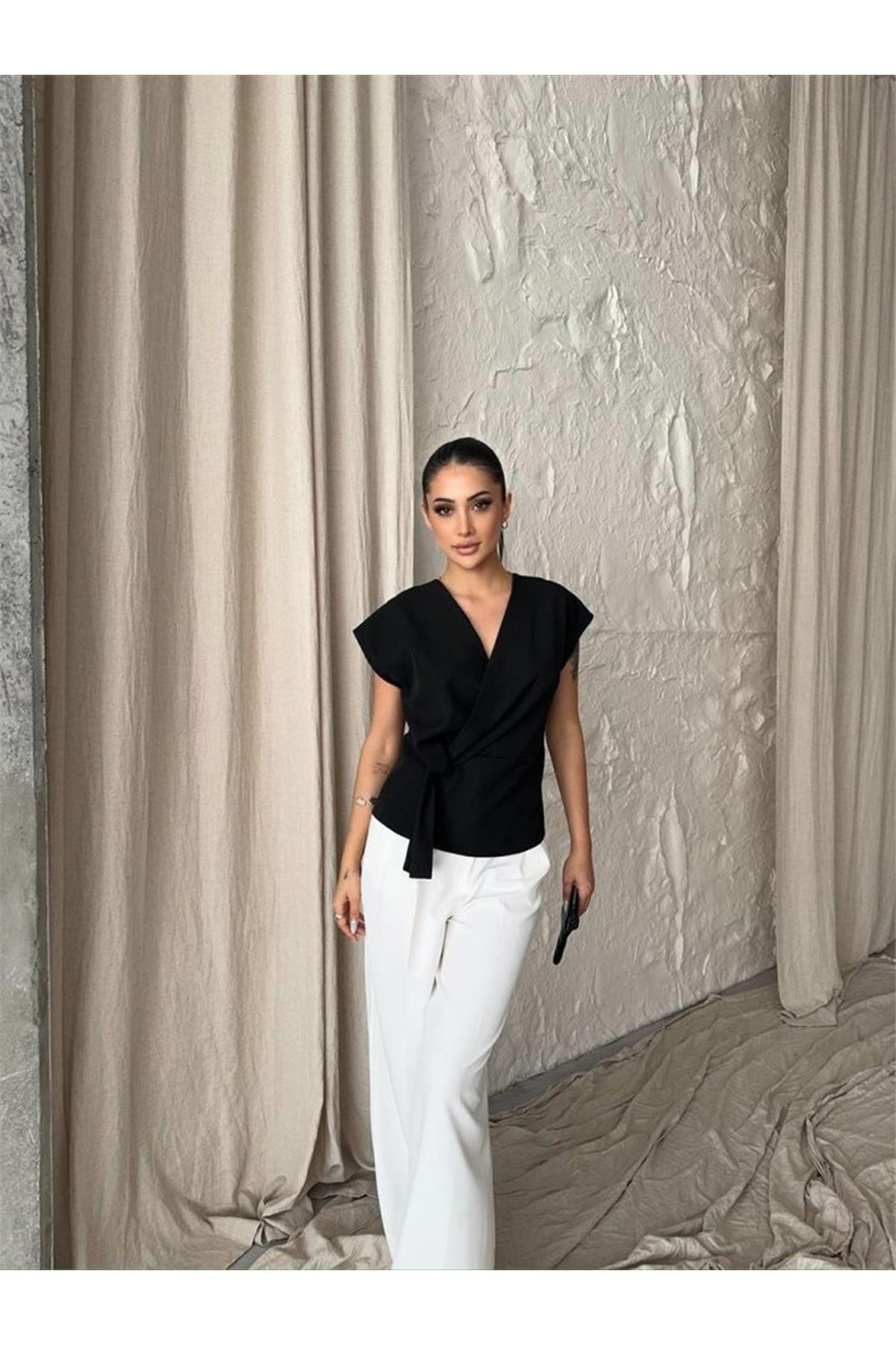 YANDAN BAĞLAMA DETAYLI KOLSUZ BLUZ - Siyah