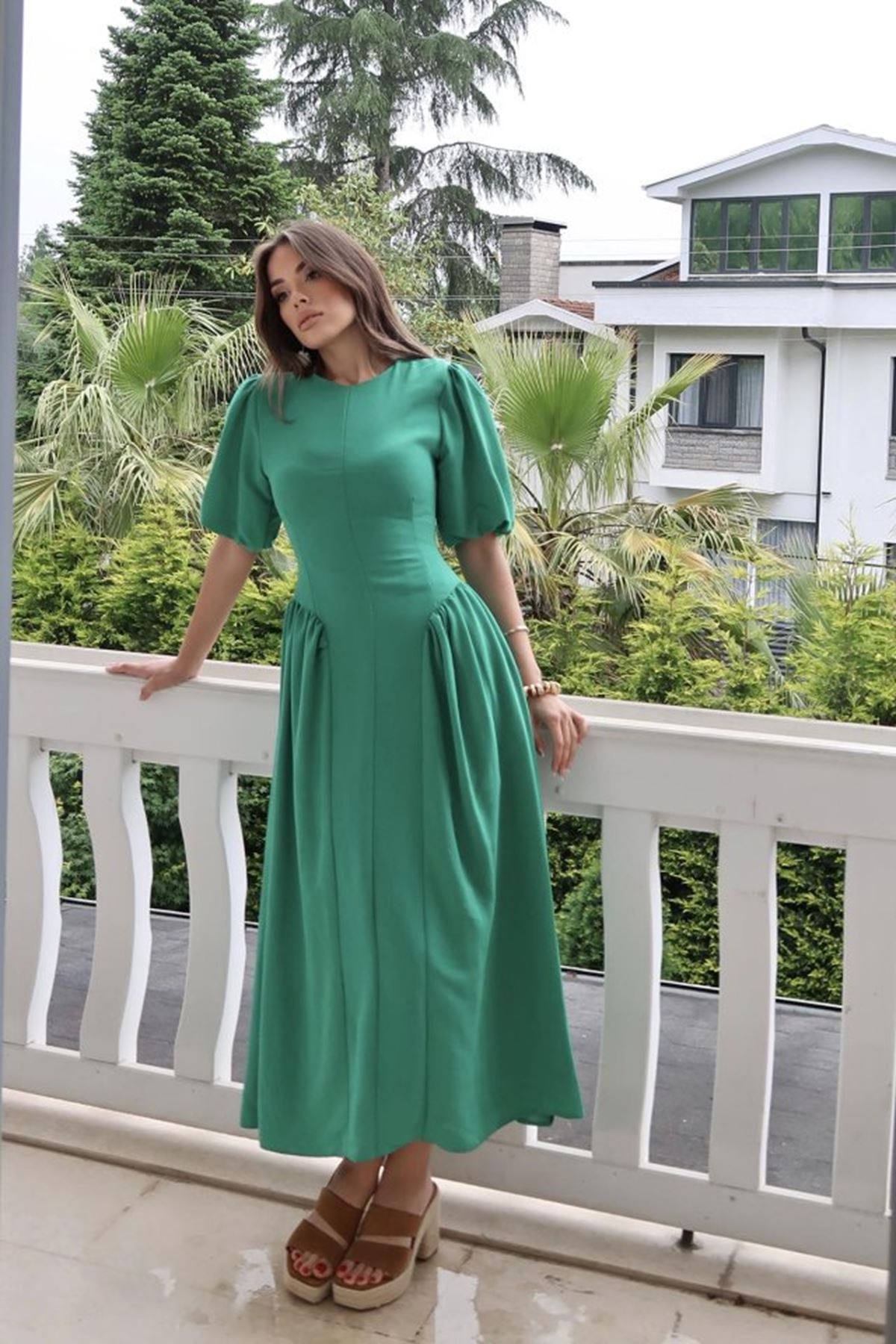 Yeşil Arkadan Bağlamalı Büzgülü Keten Elbise