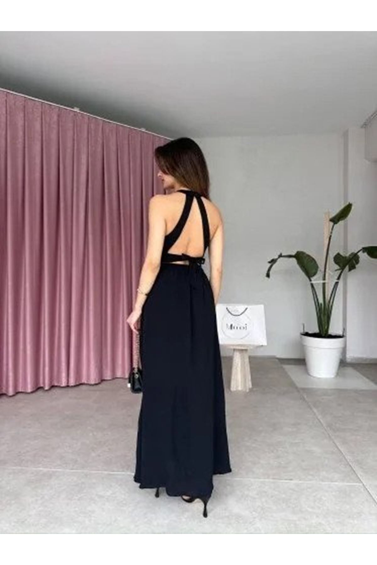 Kadın Krinkil Kumaş Beli Gipeli Halter Yaka Maxi Boy Elbise