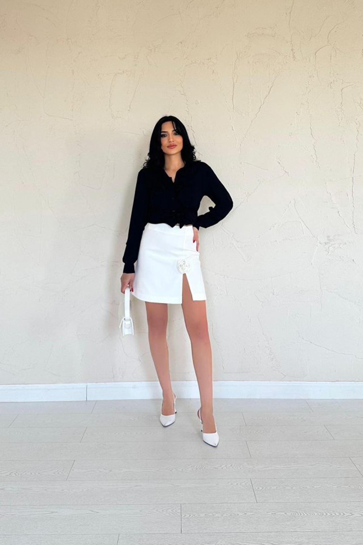 Ekru Yırtmaçlı Gül Detaylı Mini Etek