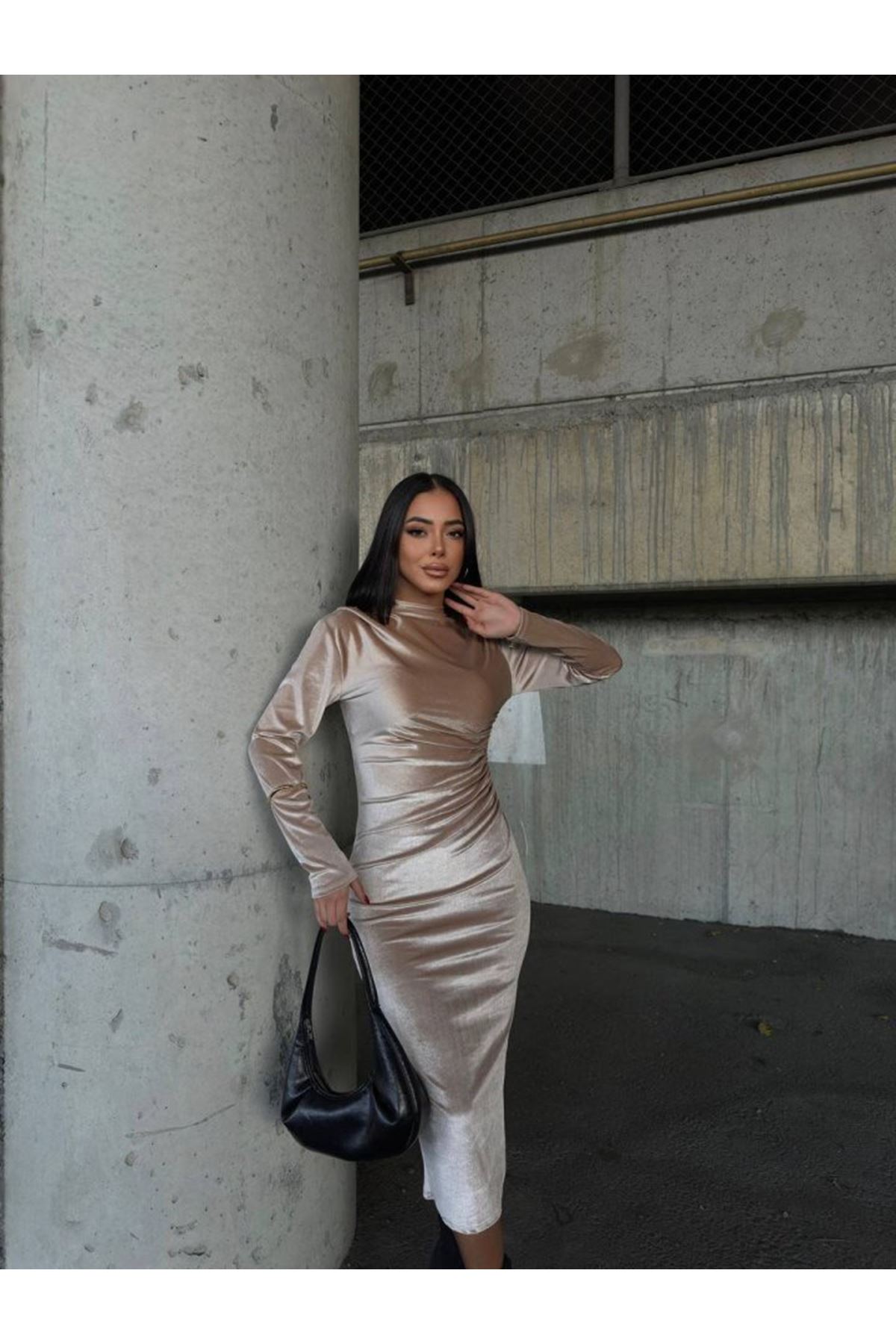 Kadın Uzun Kollu Yarım Balıkçı Yaka Büzgü Detay Kadife Kumaş Elbise