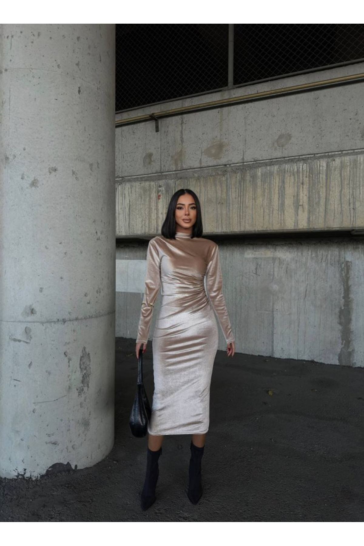 Kadın Uzun Kollu Yarım Balıkçı Yaka Büzgü Detay Kadife Kumaş Elbise