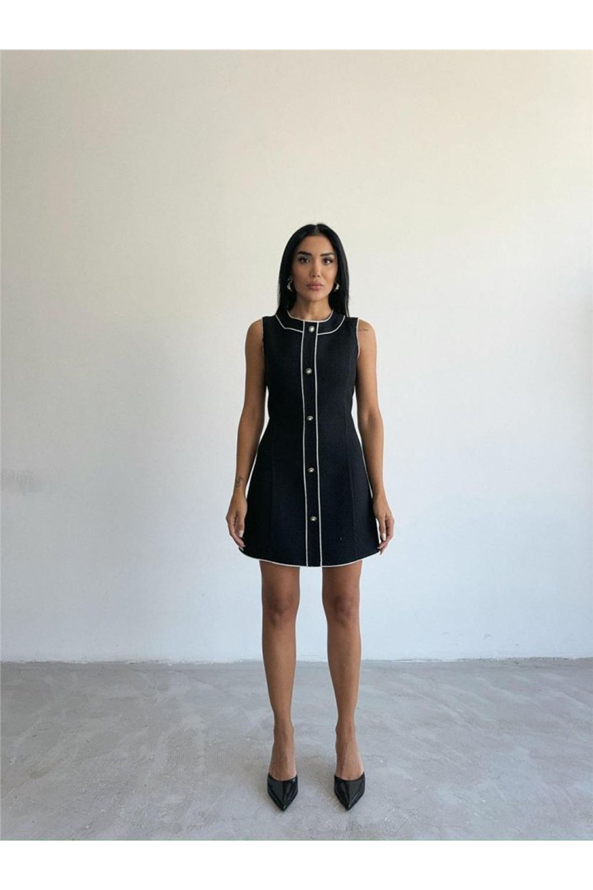 CHANEL KUMAŞ KISA ÖNDEN DÜĞMELİ ELBİSE - Siyah