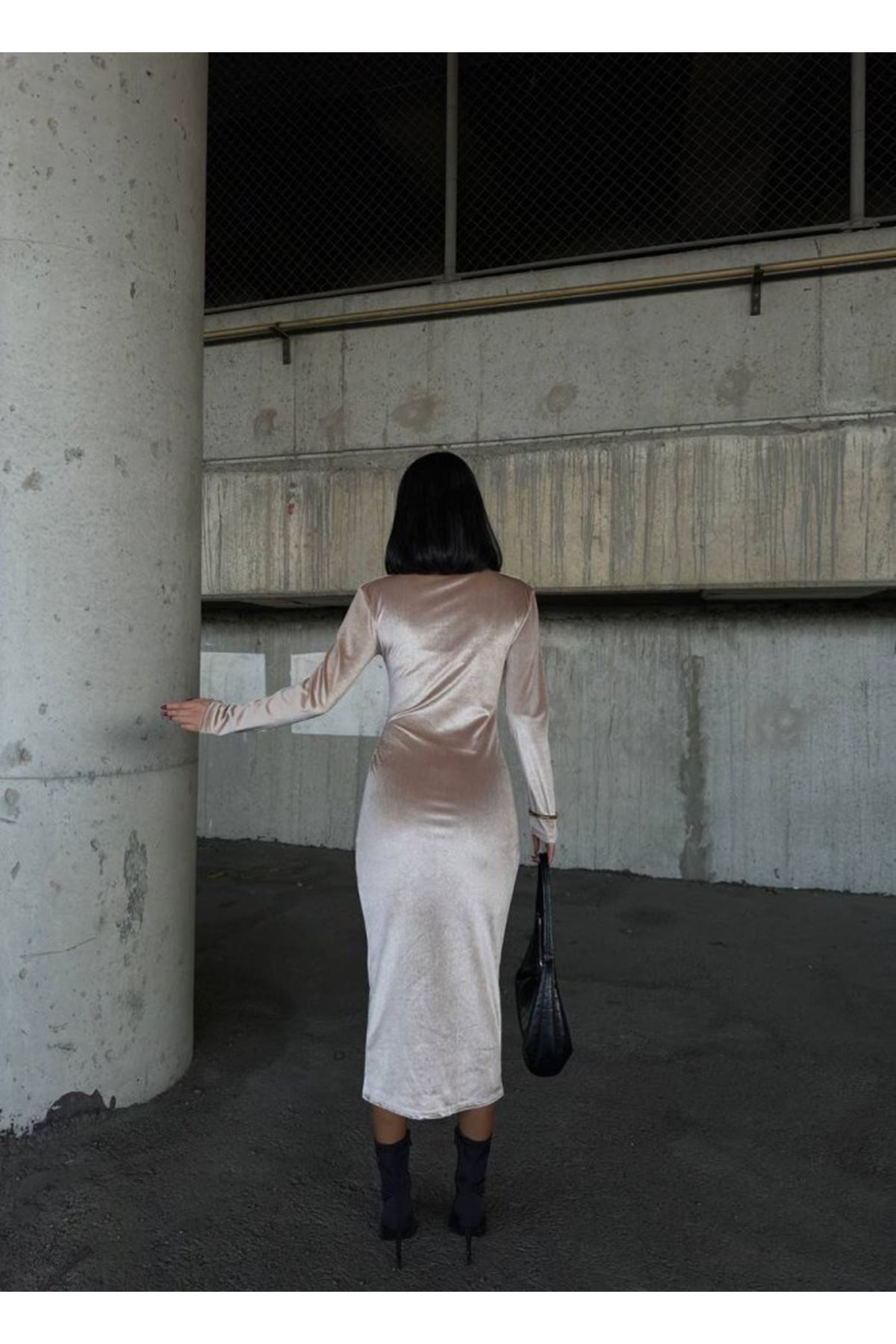 Kadın Uzun Kollu Yarım Balıkçı Yaka Büzgü Detay Kadife Kumaş Elbise