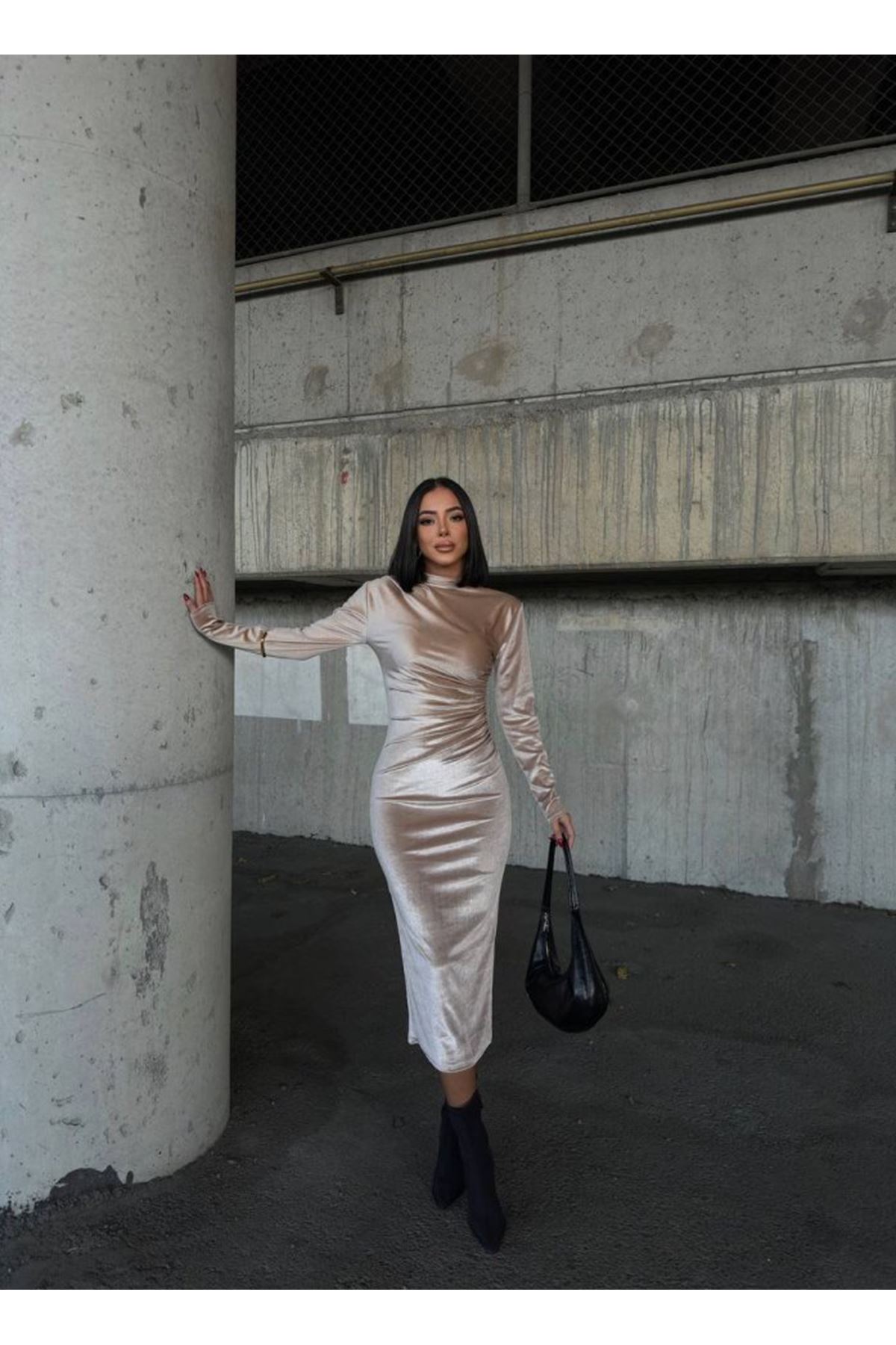 Kadın Uzun Kollu Yarım Balıkçı Yaka Büzgü Detay Kadife Kumaş Elbise