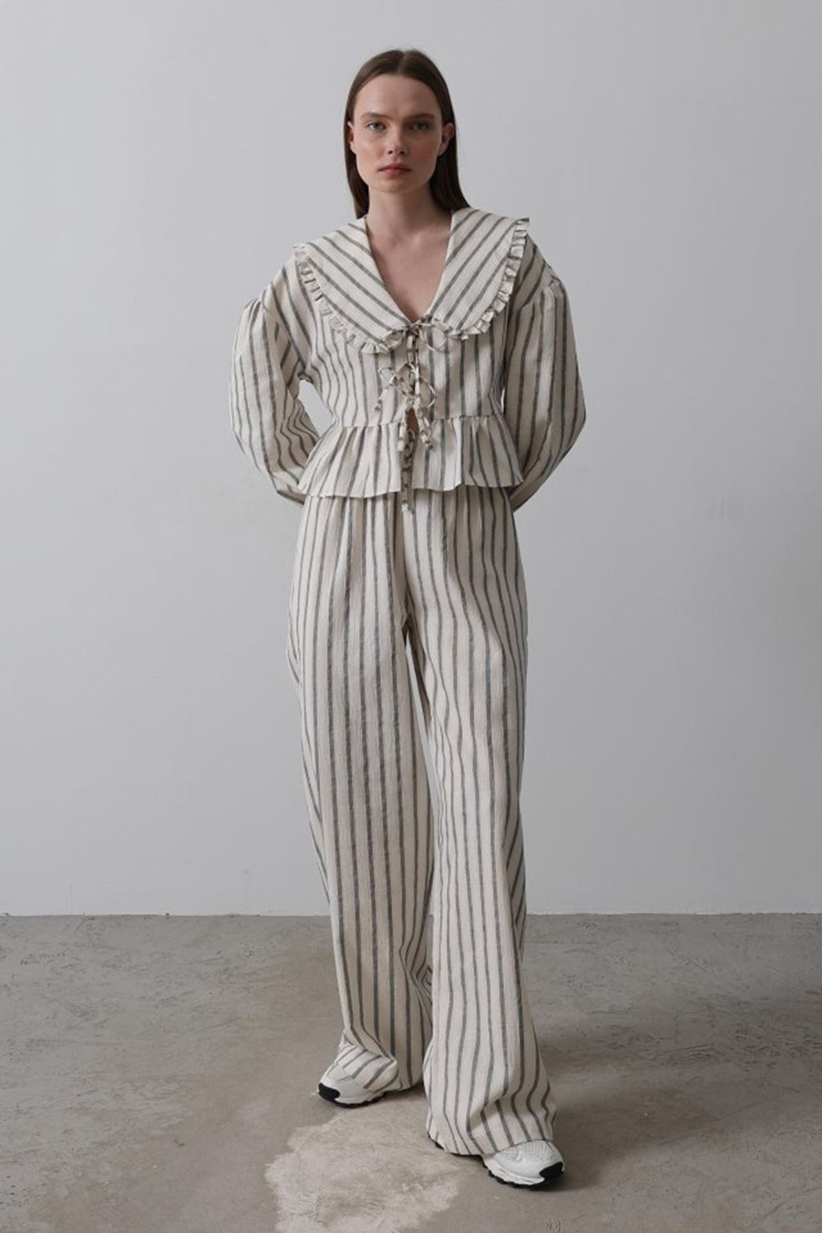 Bebe Yakalı Önü Bağlamalı Takım - Natür