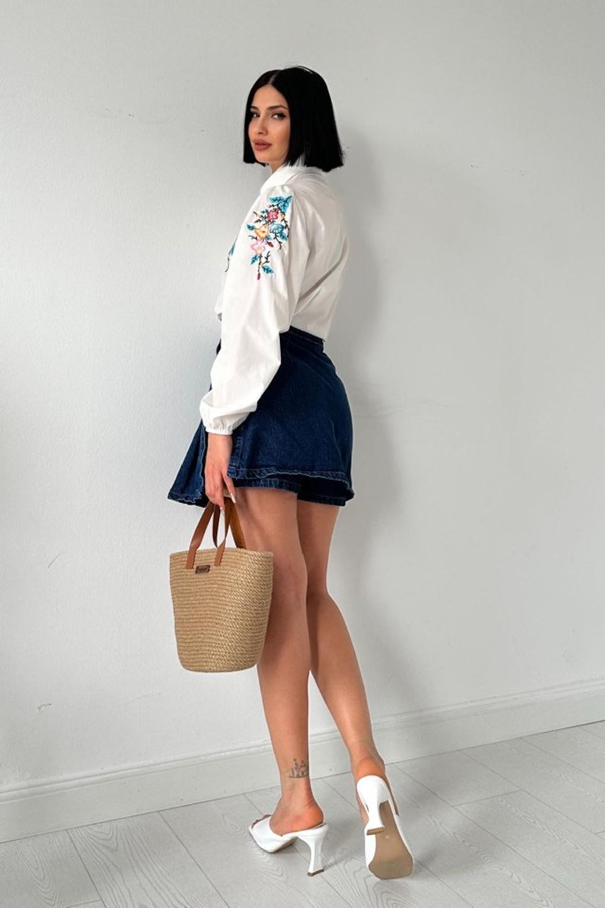 Beyaz Çiçek Nakışlı Gömlek