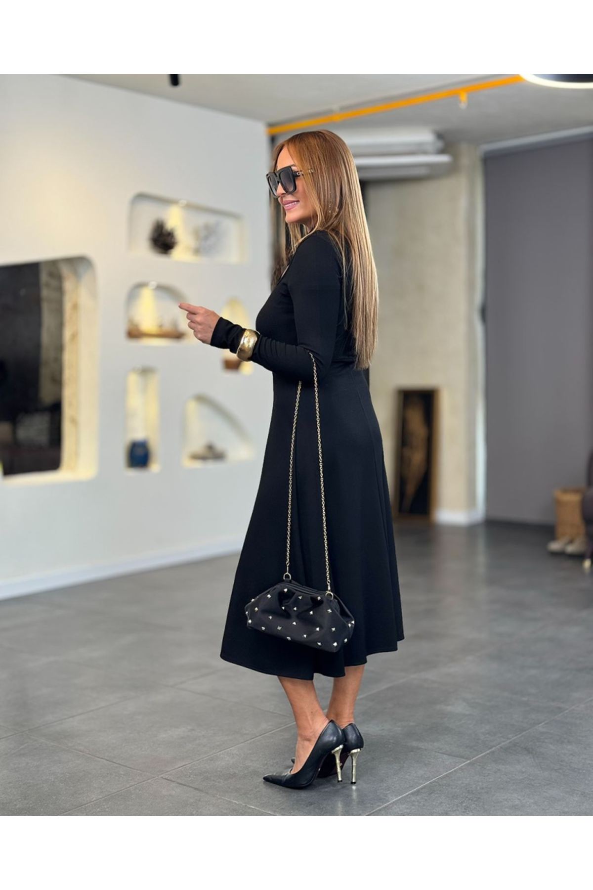 Kadın Uzun Kollu Balıkçı Yaka Omuzda Damla Detaylı Yırtmaçlı Krep Midi Elbise