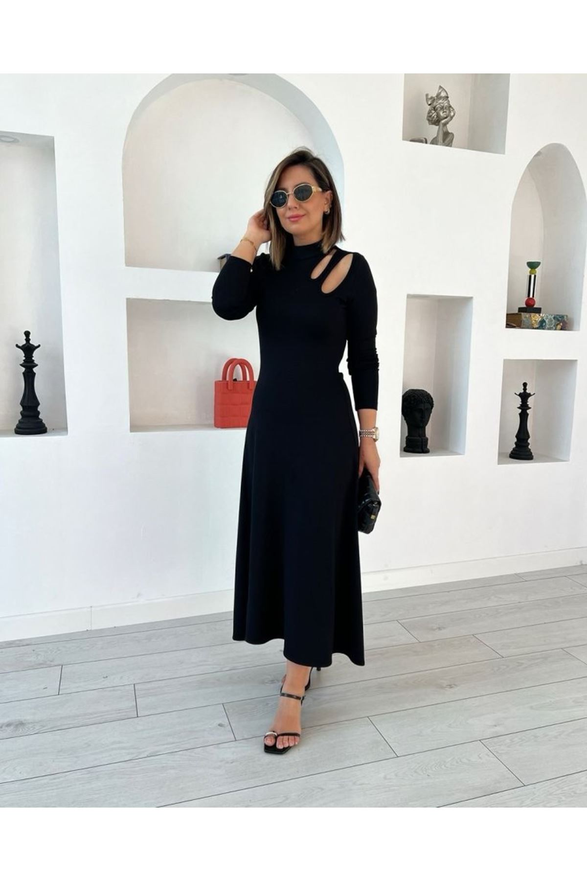 Kadın Uzun Kollu Balıkçı Yaka Omuzda Damla Detaylı Yırtmaçlı Krep Midi Elbise