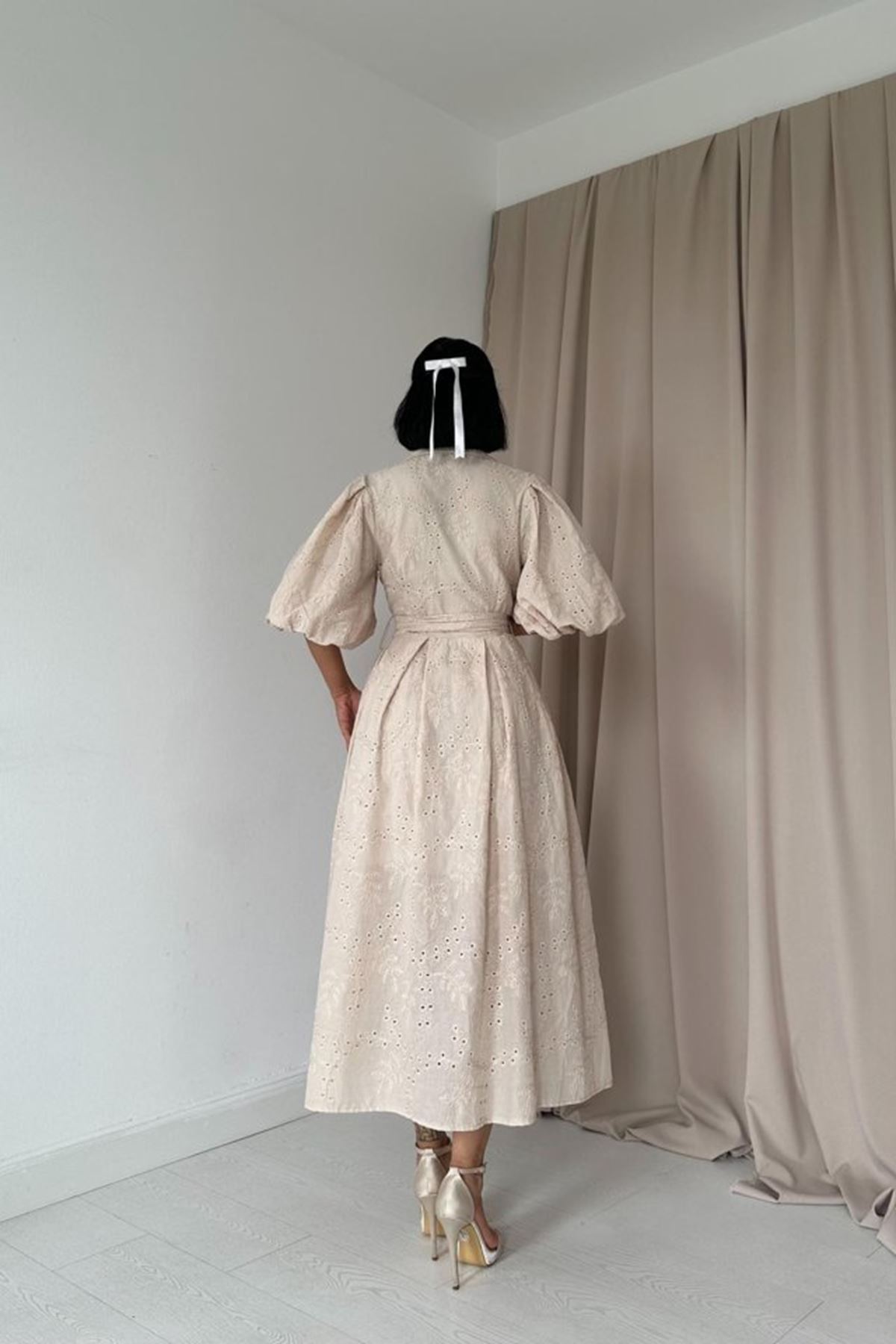 Bej Pileli Balkon Elbise