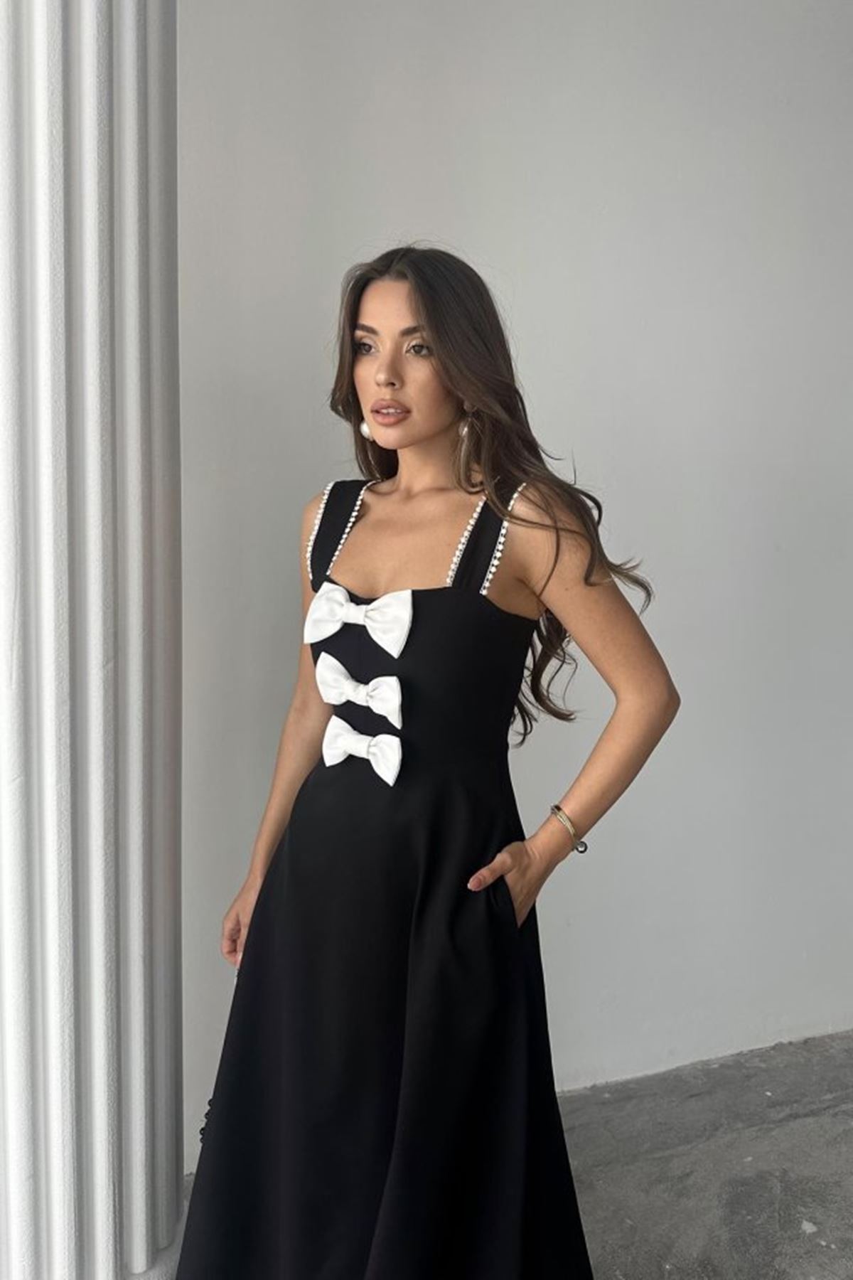 Siyah Fiyonk Garnili Dantelli Elbise