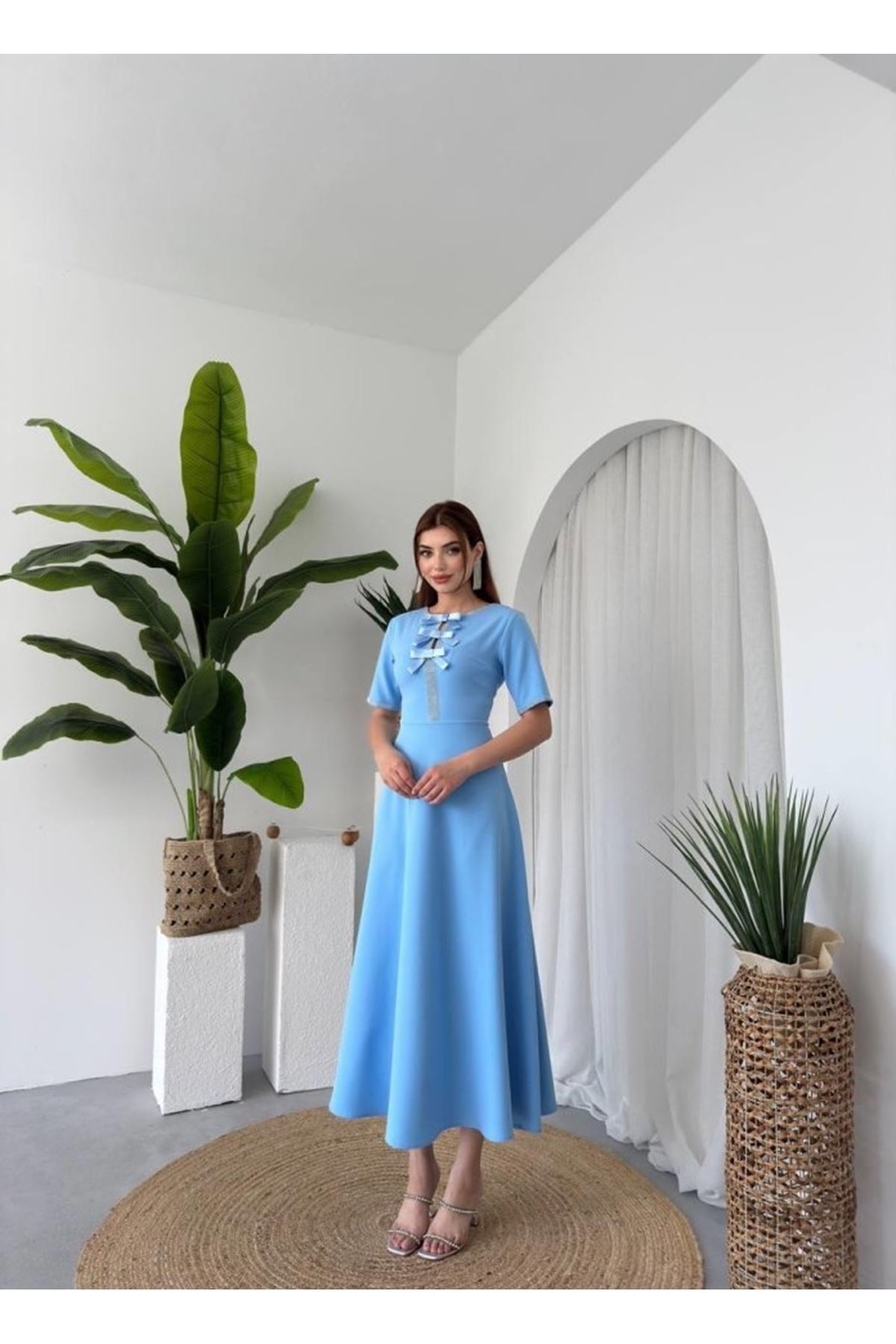 Wera Taşlı Fiyonk Detaylı Elbise