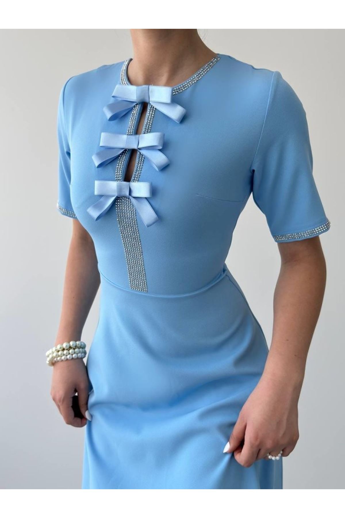 Wera Taşlı Fiyonk Detaylı Elbise