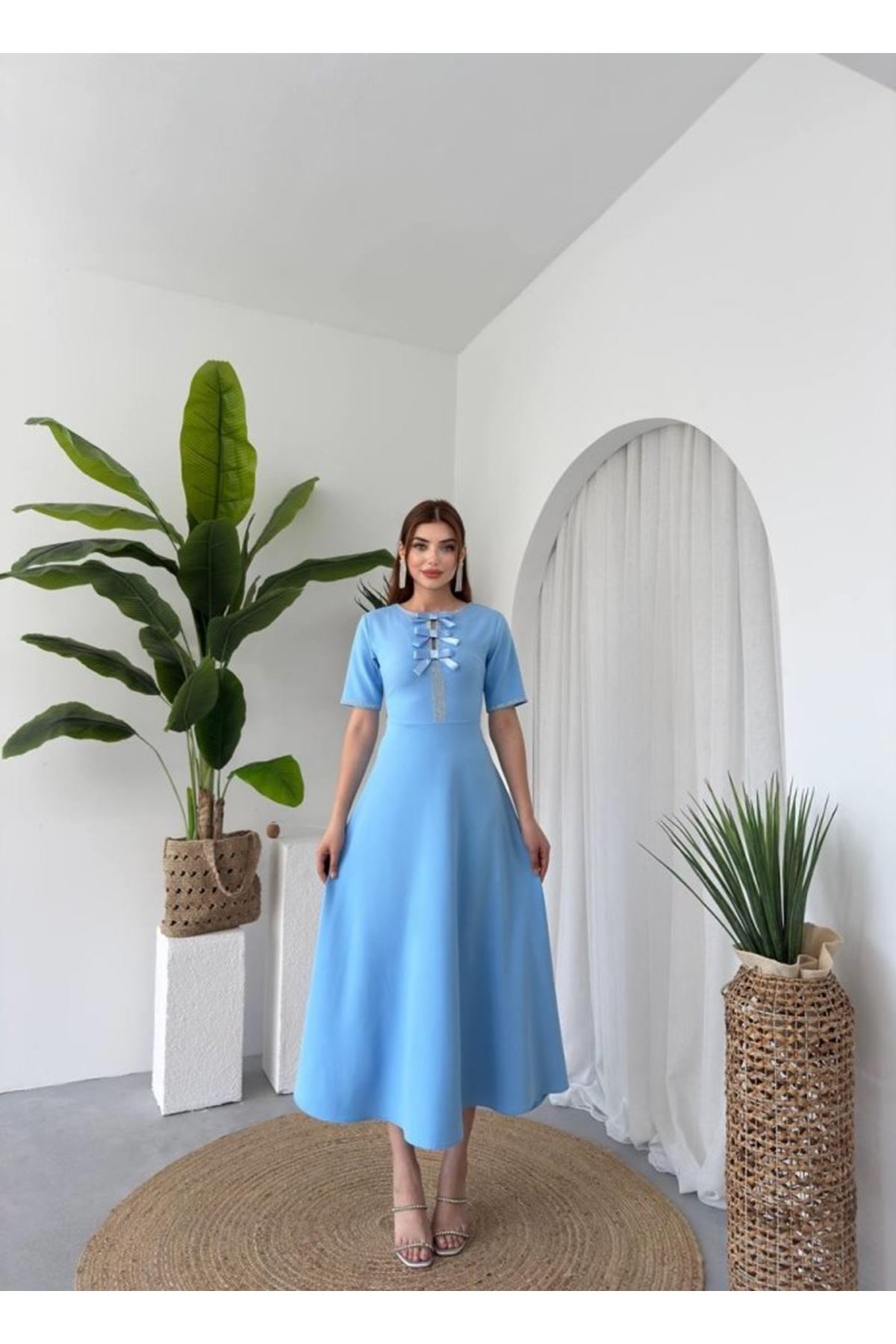 Wera Taşlı Fiyonk Detaylı Elbise