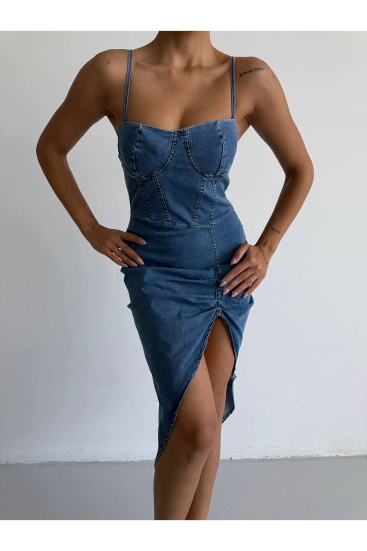 Kadın Omuz Askılı Derin Bacak Dekoltesi Ve Büzgü Detay Kot Elbise