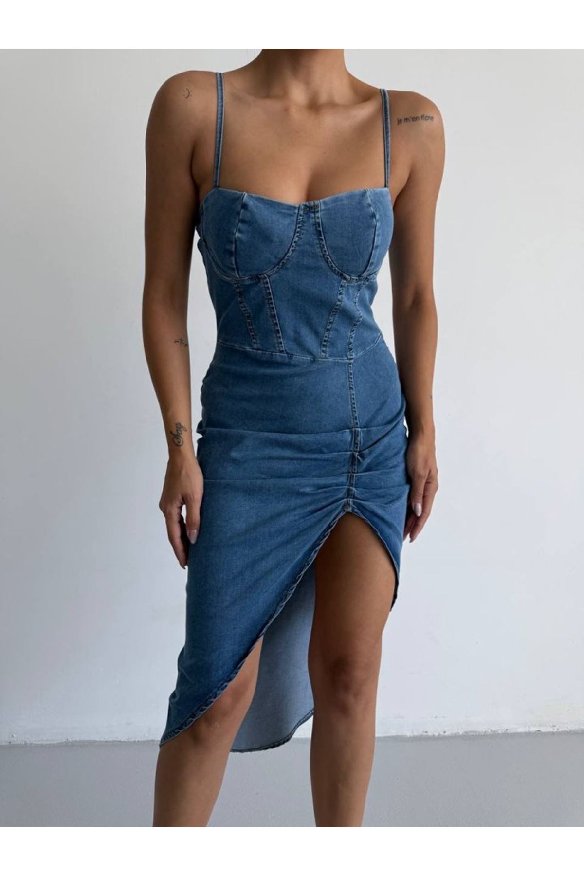 Kadın Omuz Askılı Derin Bacak Dekoltesi Ve Büzgü Detay Kot Elbise