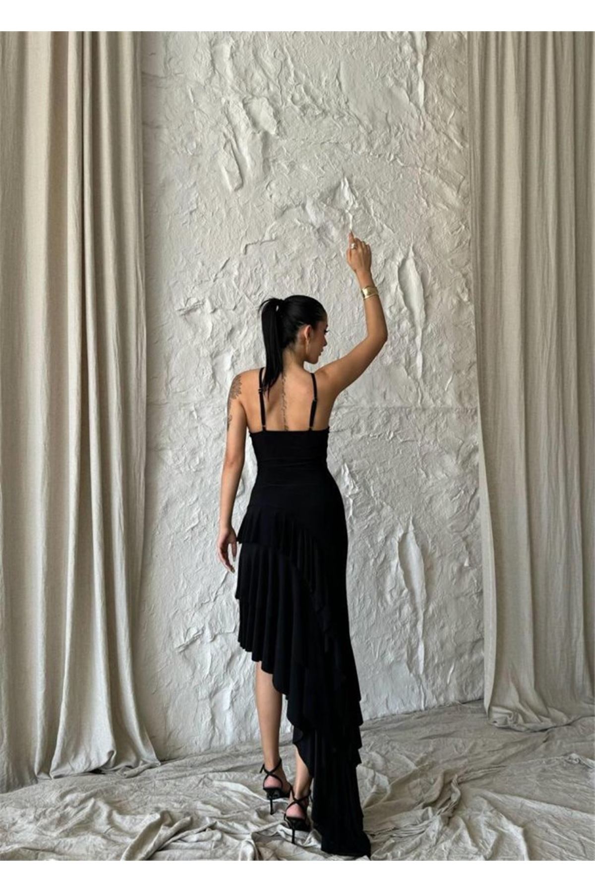 GÜLLÜ ELBİSE ASİMETRİK KATLI - Siyah