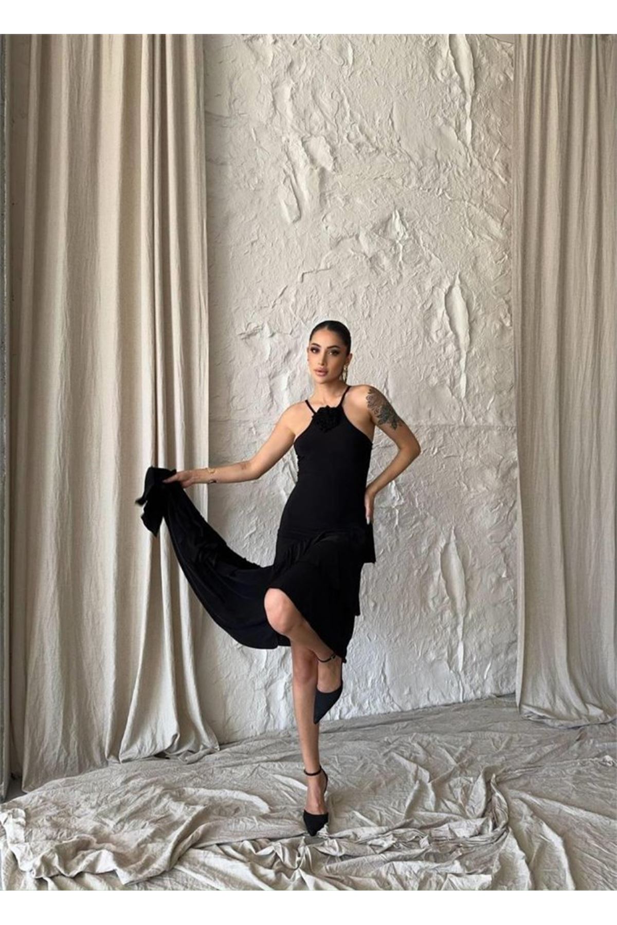 GÜLLÜ ELBİSE ASİMETRİK KATLI - Siyah