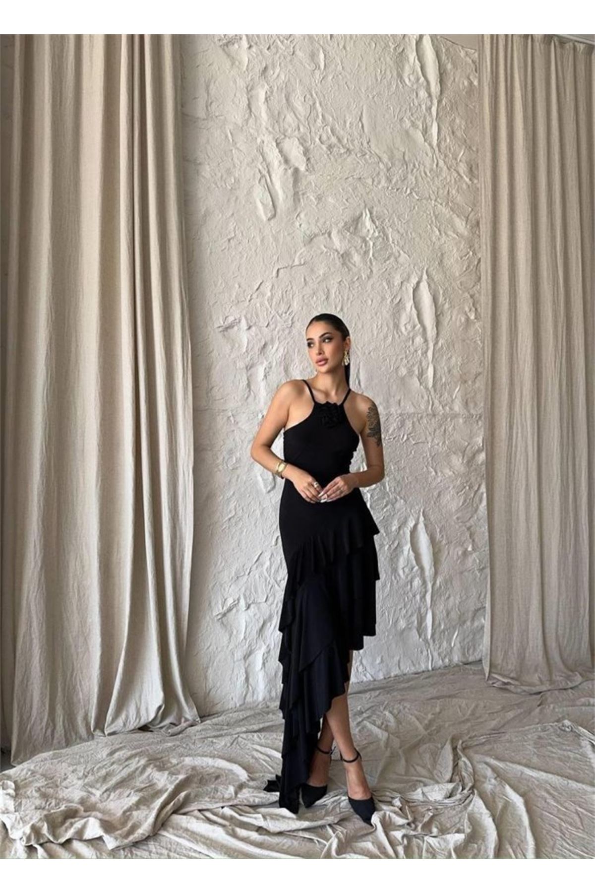 GÜLLÜ ELBİSE ASİMETRİK KATLI - Siyah