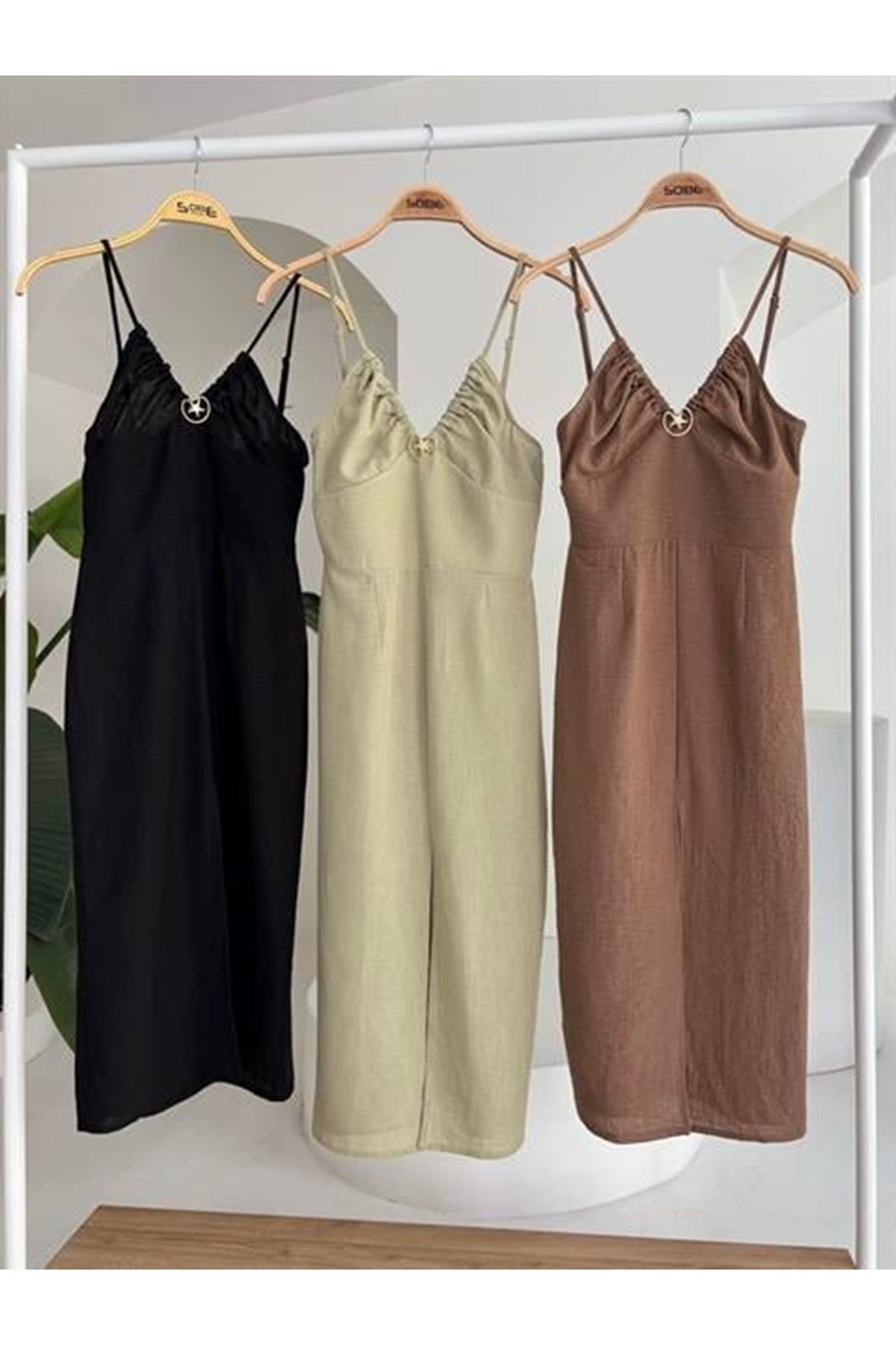 Göğsü Aksesuarlı Önü Yırtmaçlı Elbise 2899