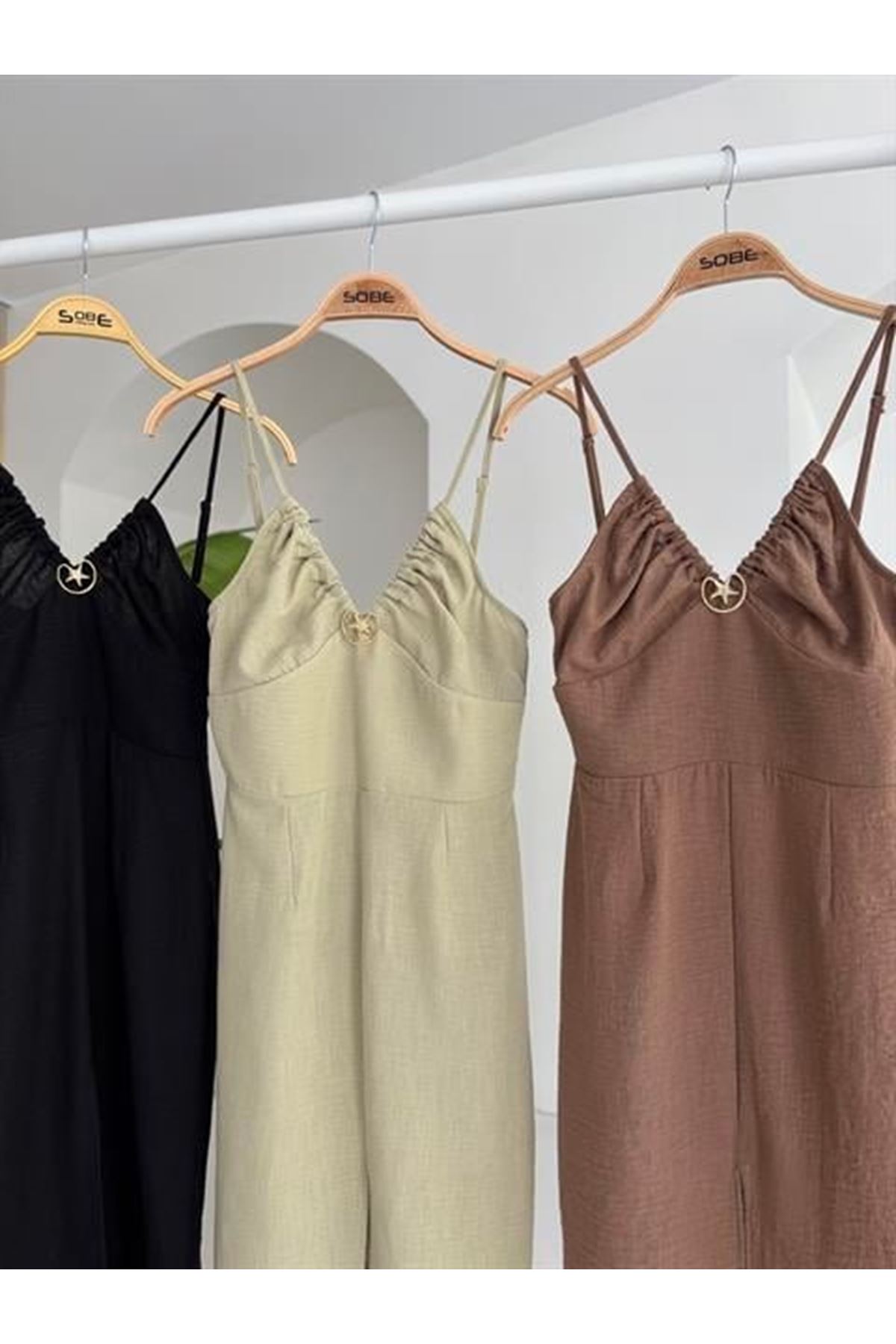 Göğsü Aksesuarlı Önü Yırtmaçlı Elbise 2899