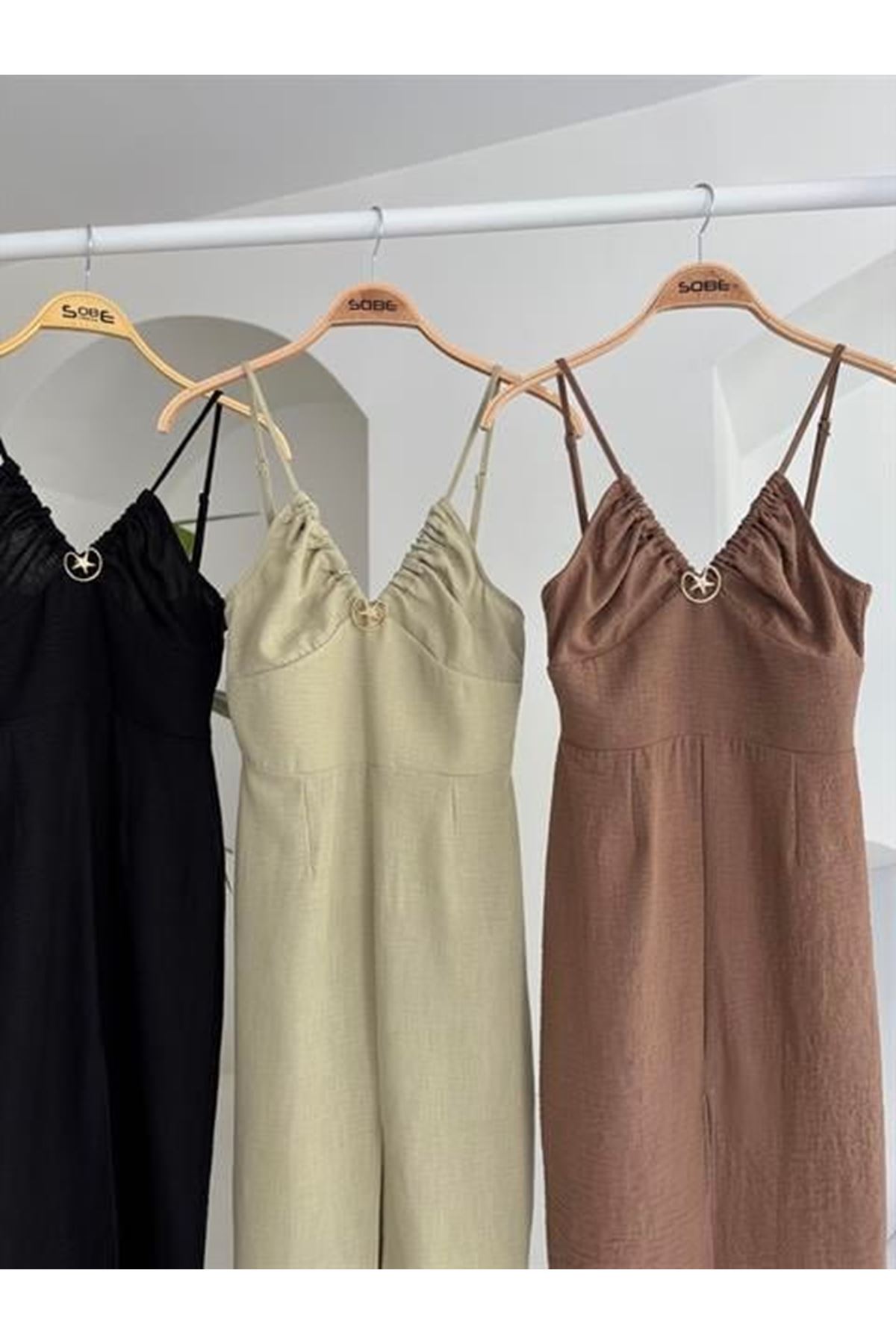 Göğsü Aksesuarlı Önü Yırtmaçlı Elbise 2899