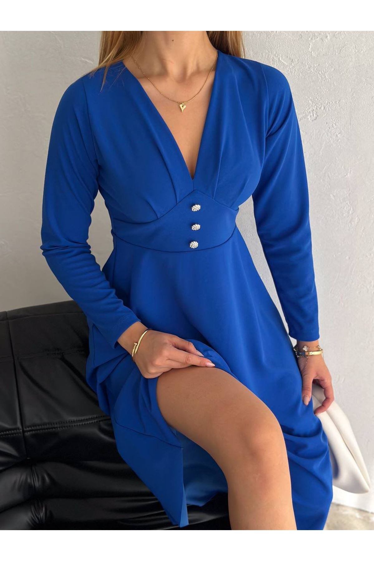 Kadın Krep Kumaş Düğme Detaylı V Yaka Uzun Kollu Midi Boy Elbise