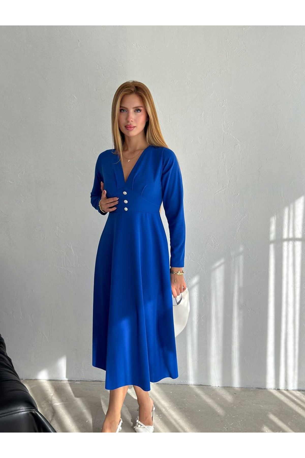 Kadın Krep Kumaş Düğme Detaylı V Yaka Uzun Kollu Midi Boy Elbise