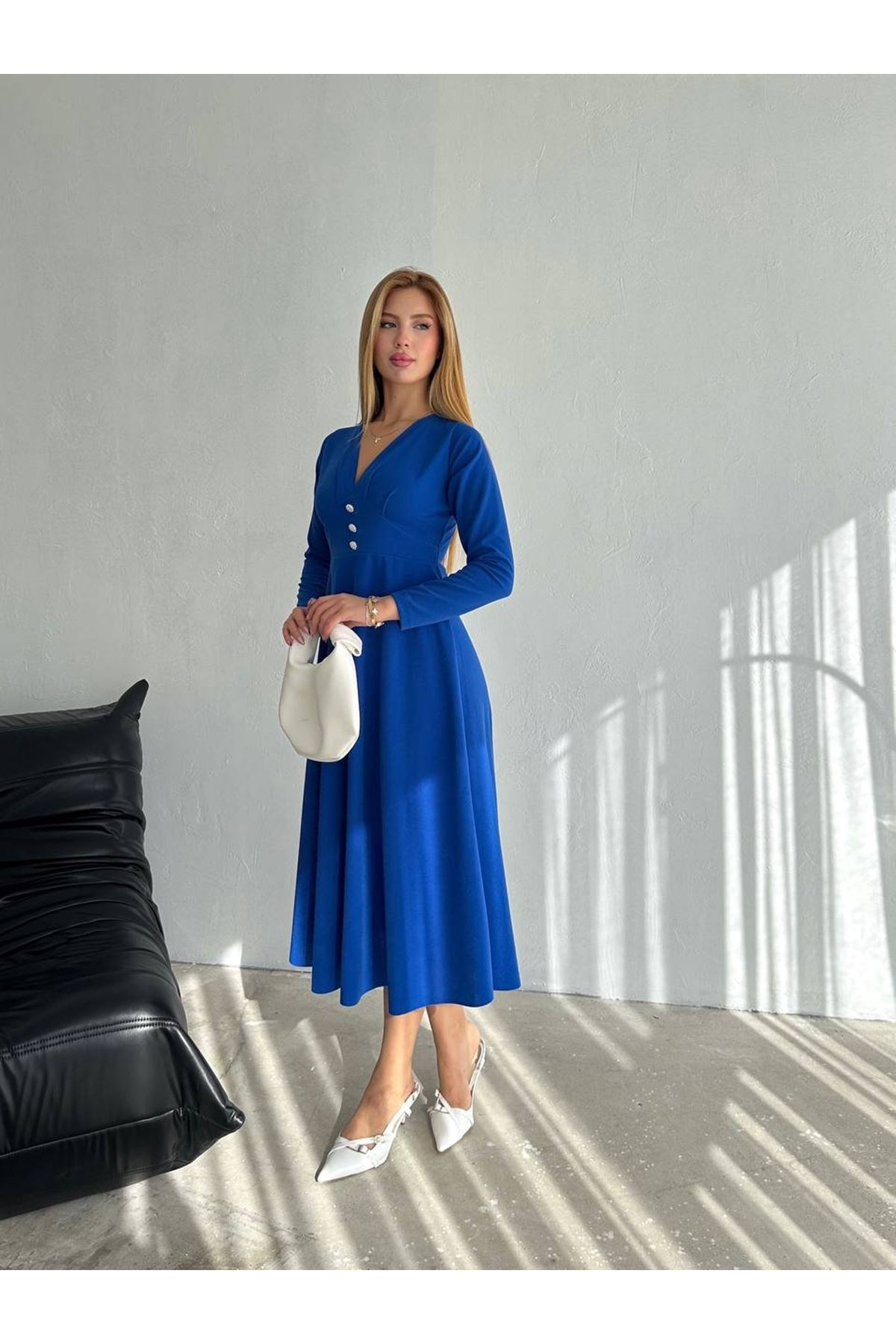 Kadın Krep Kumaş Düğme Detaylı V Yaka Uzun Kollu Midi Boy Elbise