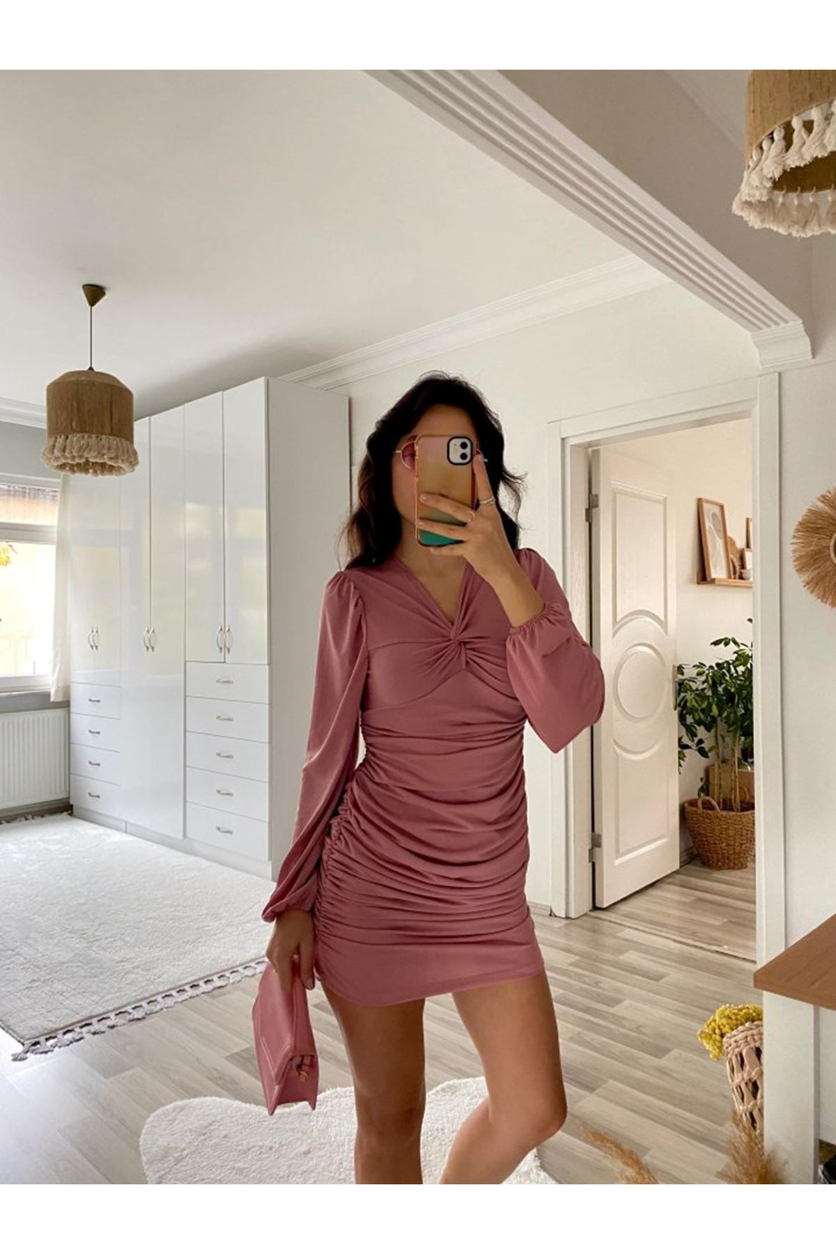 Kadın Uzun Kollu V Yakalı Yanlardan Büzgülü Kısa Sandy Elbise