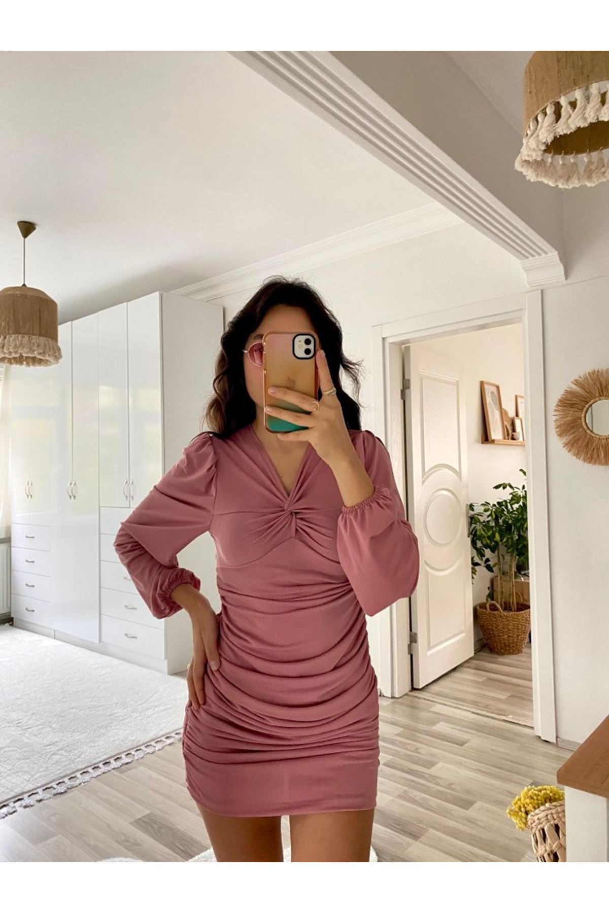 Kadın Uzun Kollu V Yakalı Yanlardan Büzgülü Kısa Sandy Elbise