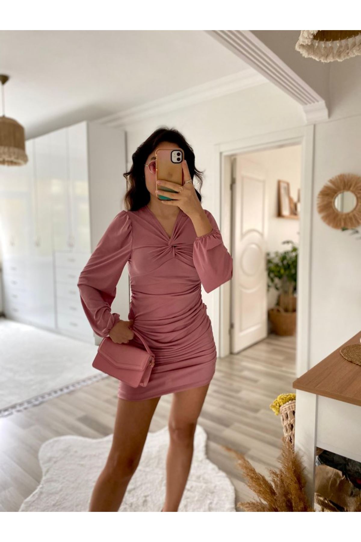 Kadın Uzun Kollu V Yakalı Yanlardan Büzgülü Kısa Sandy Elbise