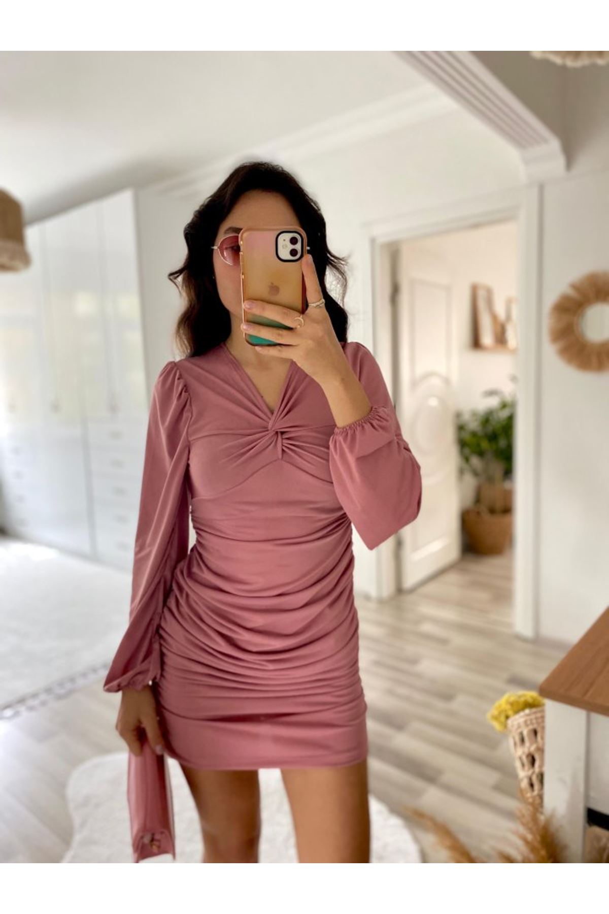 Kadın Uzun Kollu V Yakalı Yanlardan Büzgülü Kısa Sandy Elbise