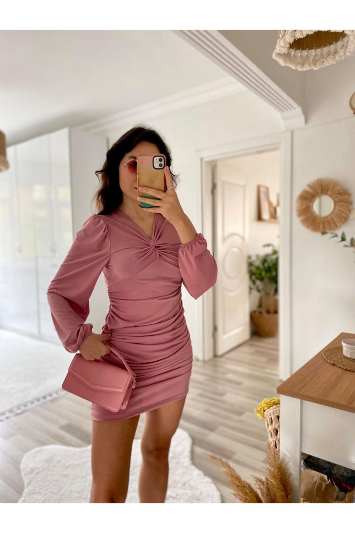 Kadın Uzun Kollu V Yakalı Yanlardan Büzgülü Kısa Sandy Elbise