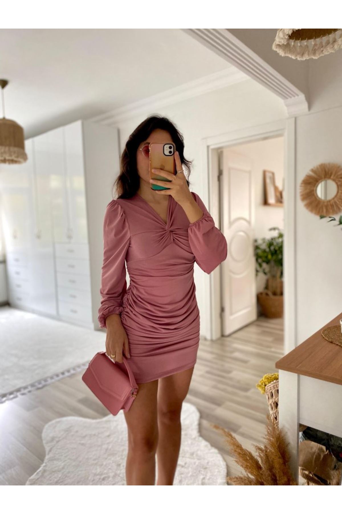 Kadın Uzun Kollu V Yakalı Yanlardan Büzgülü Kısa Sandy Elbise