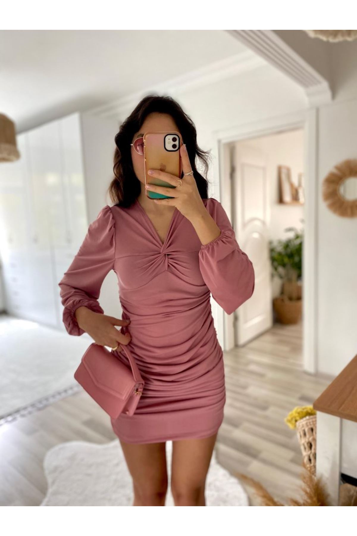 Kadın Uzun Kollu V Yakalı Yanlardan Büzgülü Kısa Sandy Elbise