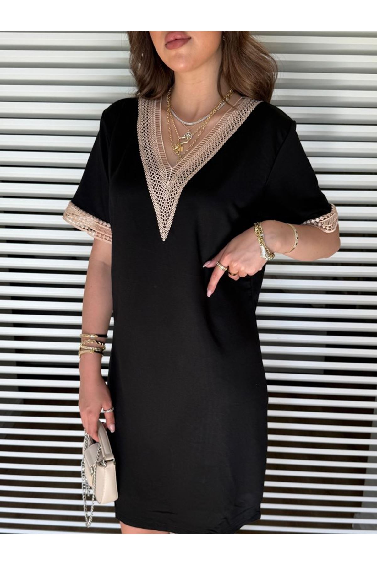 Kadın V Yaka Güpürlü İki İplik Elbise