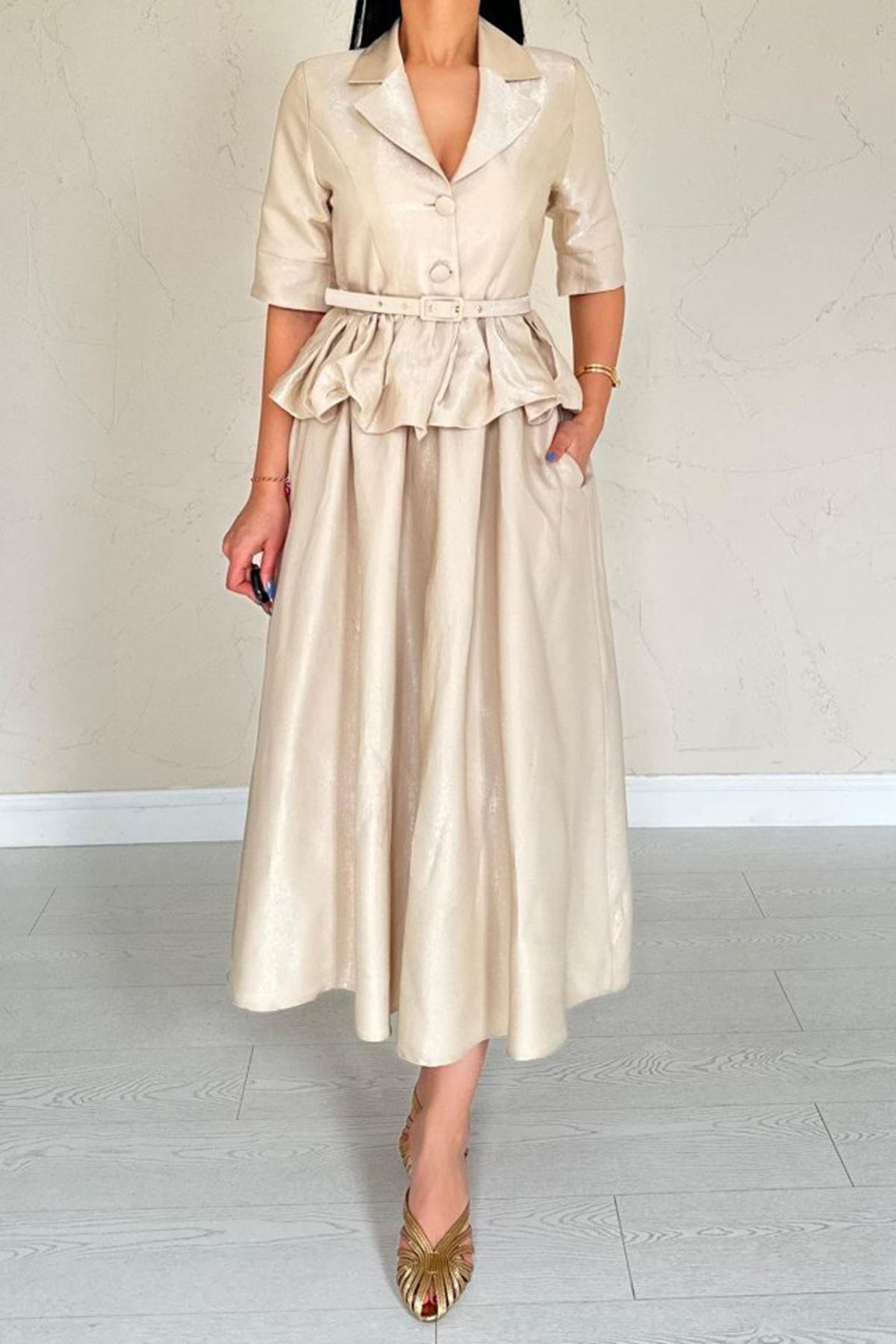 Bej İnce Kemerli Fırfırlı Ceket Ve Büzgülü Etek Takım