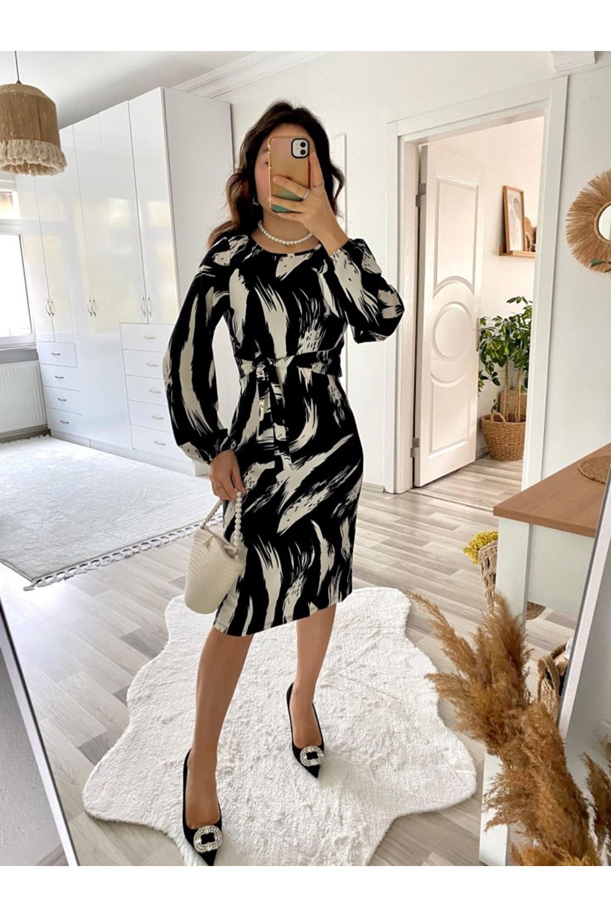 Kadın Uzun Kollu Yuvarlak Yaka Belden Kuşaklı Hazır Desenli Midi Krep Elbise