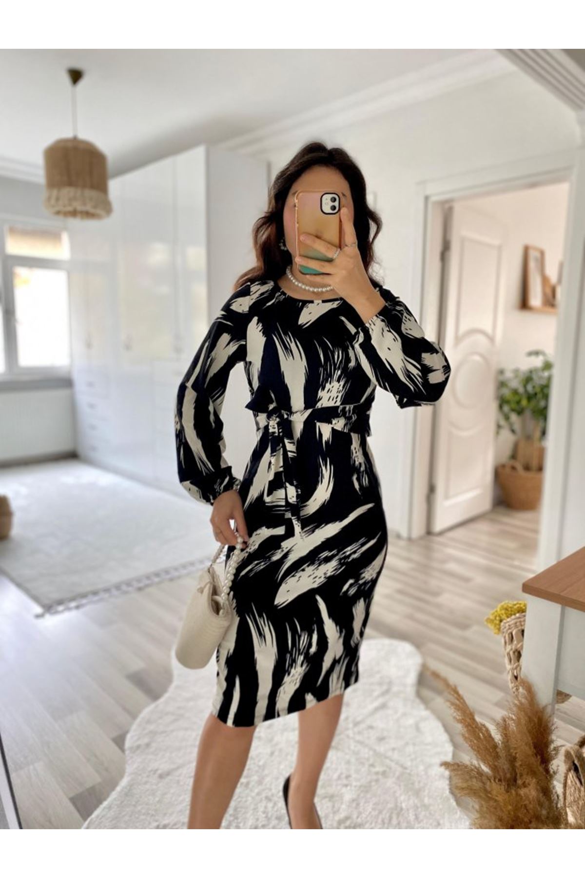 Kadın Uzun Kollu Yuvarlak Yaka Belden Kuşaklı Hazır Desenli Midi Krep Elbise