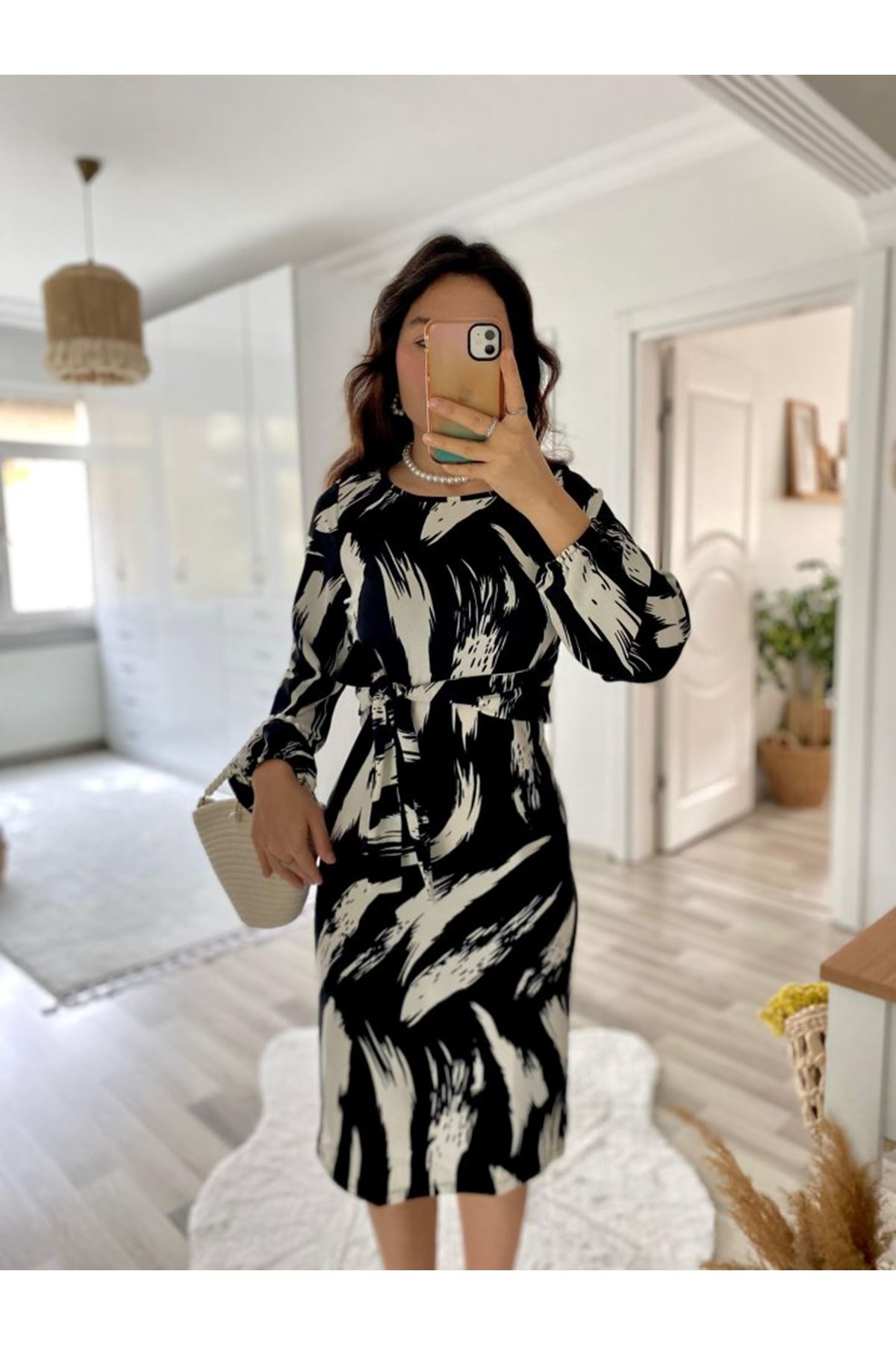 Kadın Uzun Kollu Yuvarlak Yaka Belden Kuşaklı Hazır Desenli Midi Krep Elbise