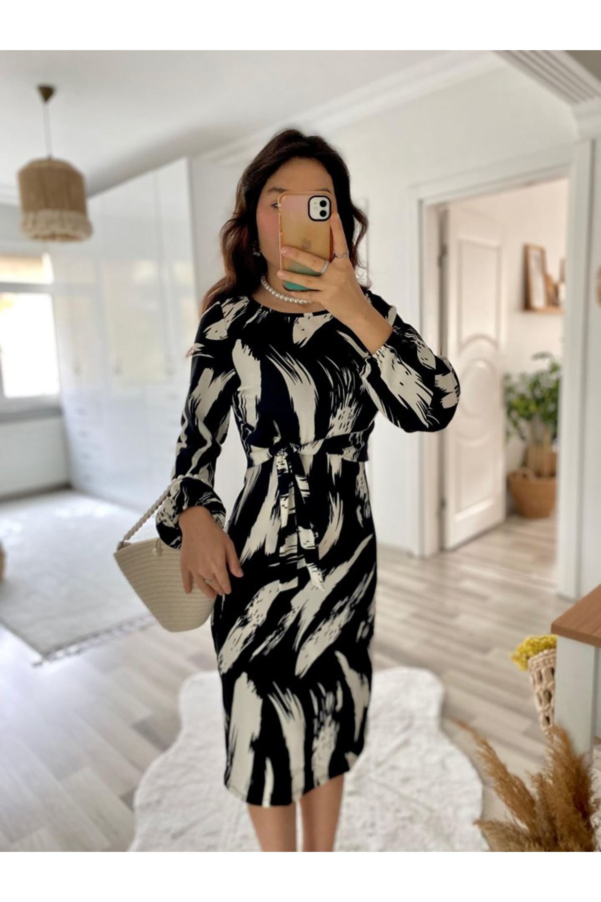 Kadın Uzun Kollu Yuvarlak Yaka Belden Kuşaklı Hazır Desenli Midi Krep Elbise