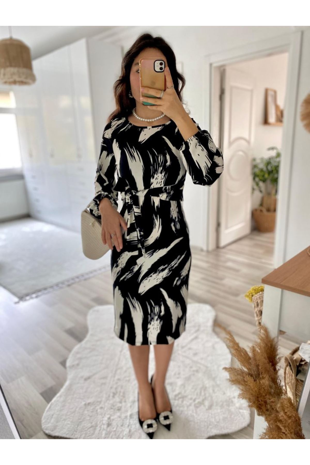 Kadın Uzun Kollu Yuvarlak Yaka Belden Kuşaklı Hazır Desenli Midi Krep Elbise