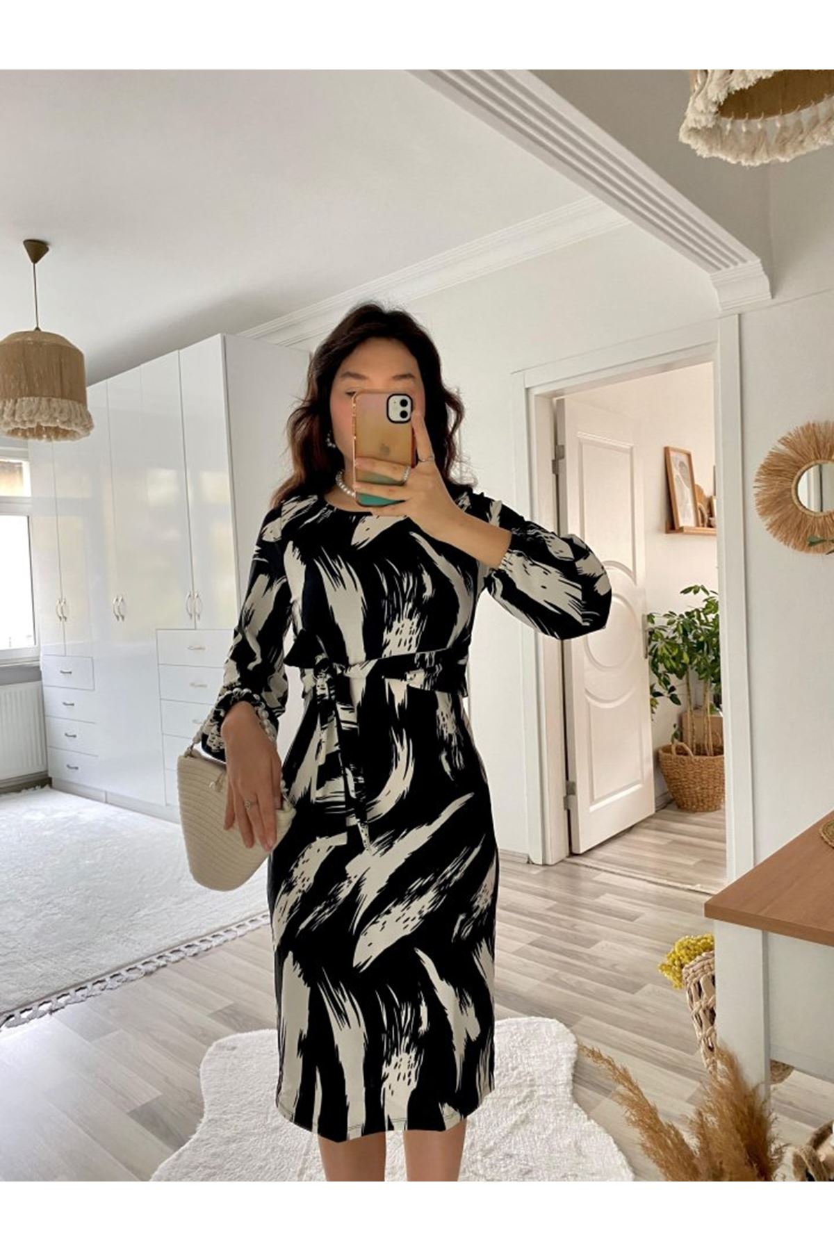 Kadın Uzun Kollu Yuvarlak Yaka Belden Kuşaklı Hazır Desenli Midi Krep Elbise