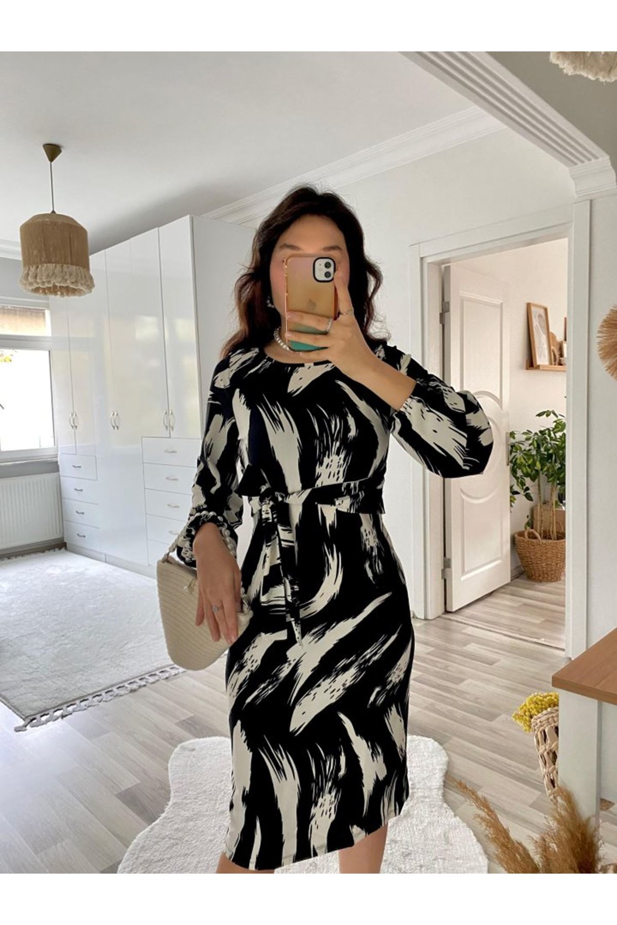 Kadın Uzun Kollu Yuvarlak Yaka Belden Kuşaklı Hazır Desenli Midi Krep Elbise