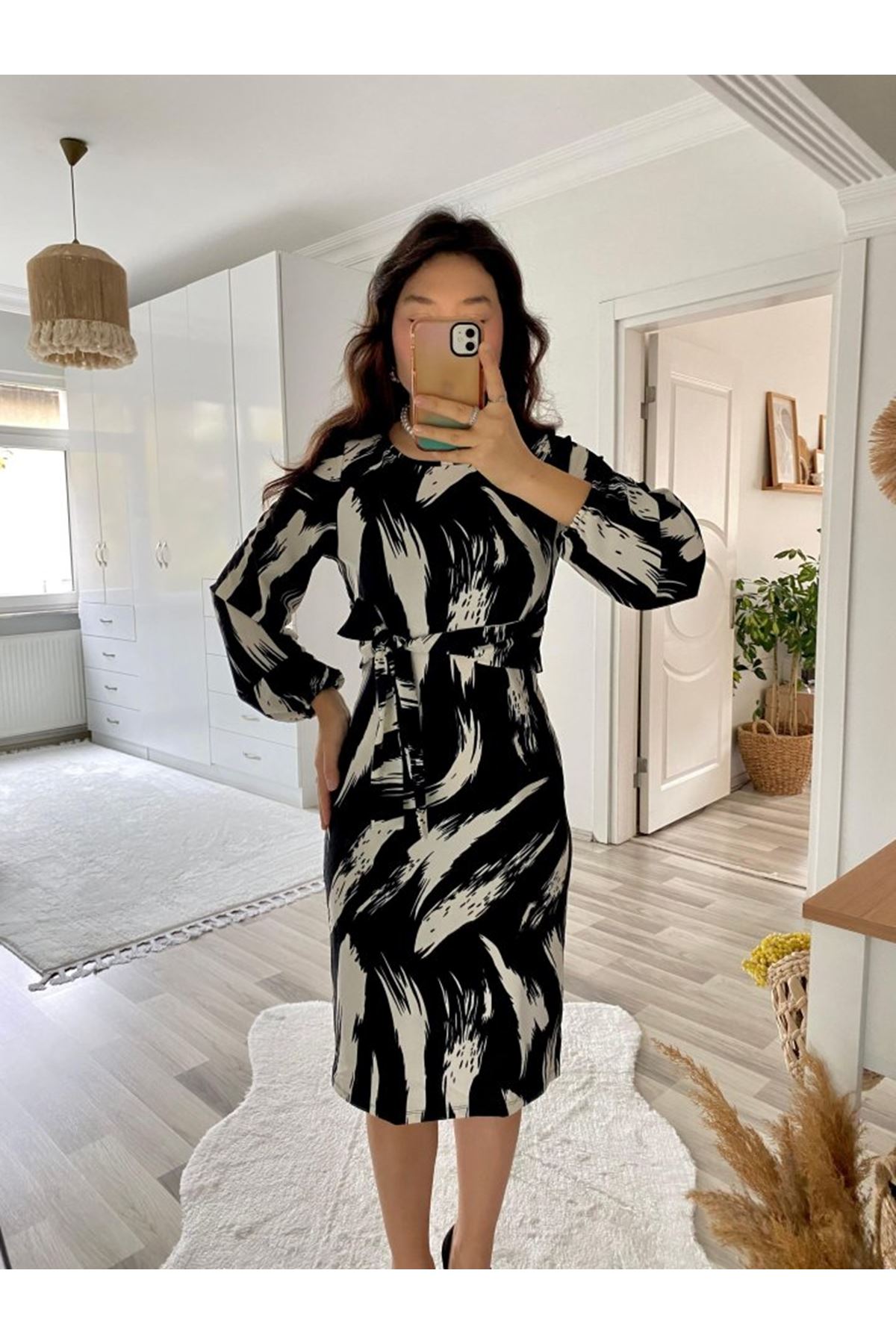 Kadın Uzun Kollu Yuvarlak Yaka Belden Kuşaklı Hazır Desenli Midi Krep Elbise