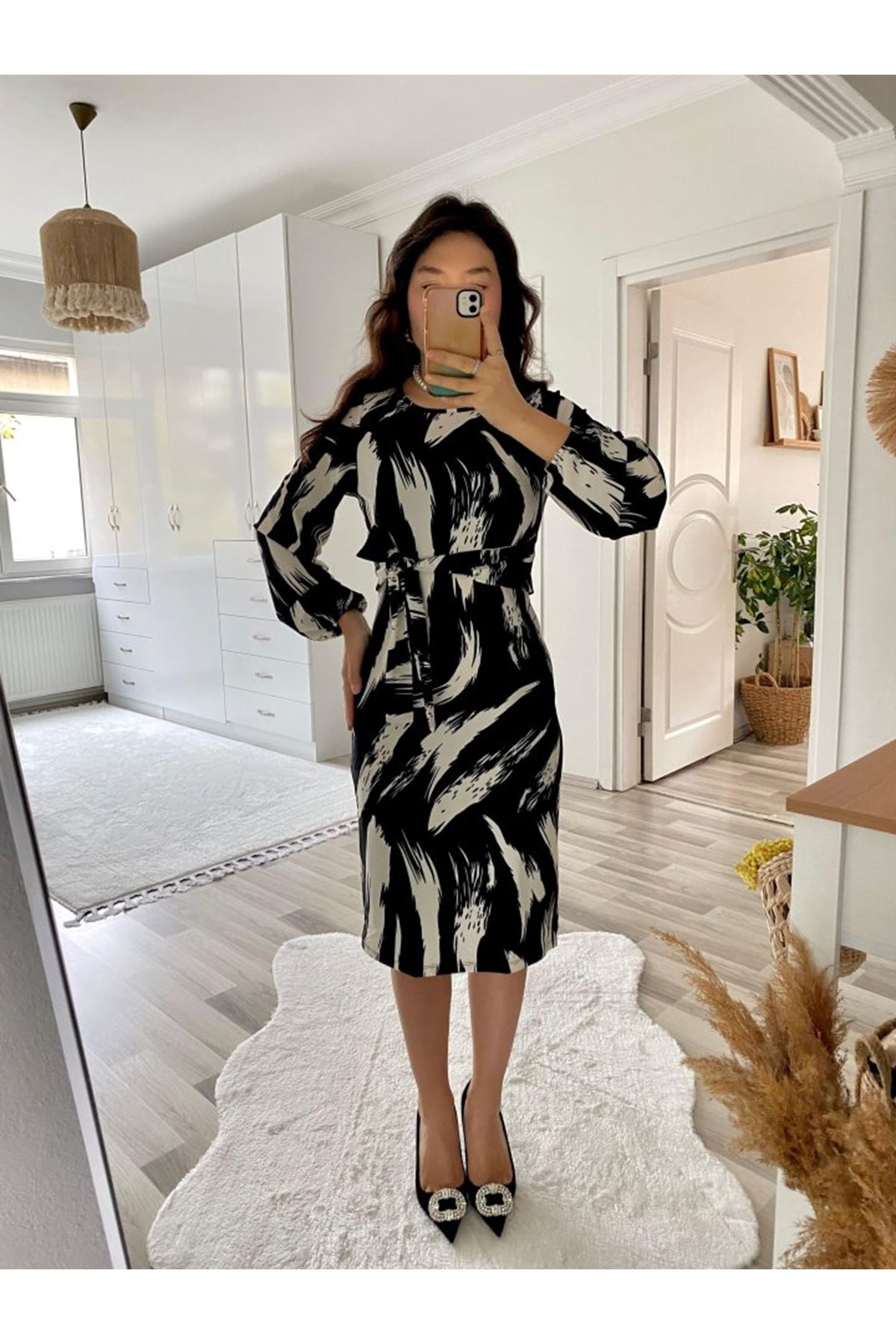 Kadın Uzun Kollu Yuvarlak Yaka Belden Kuşaklı Hazır Desenli Midi Krep Elbise